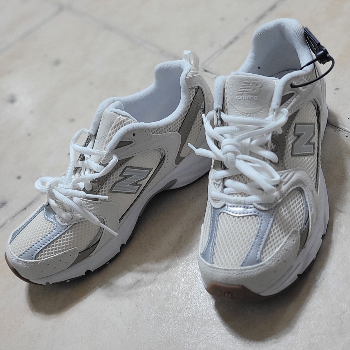 New Balance 530 Beige Aluminum 착용 스타일 - 1