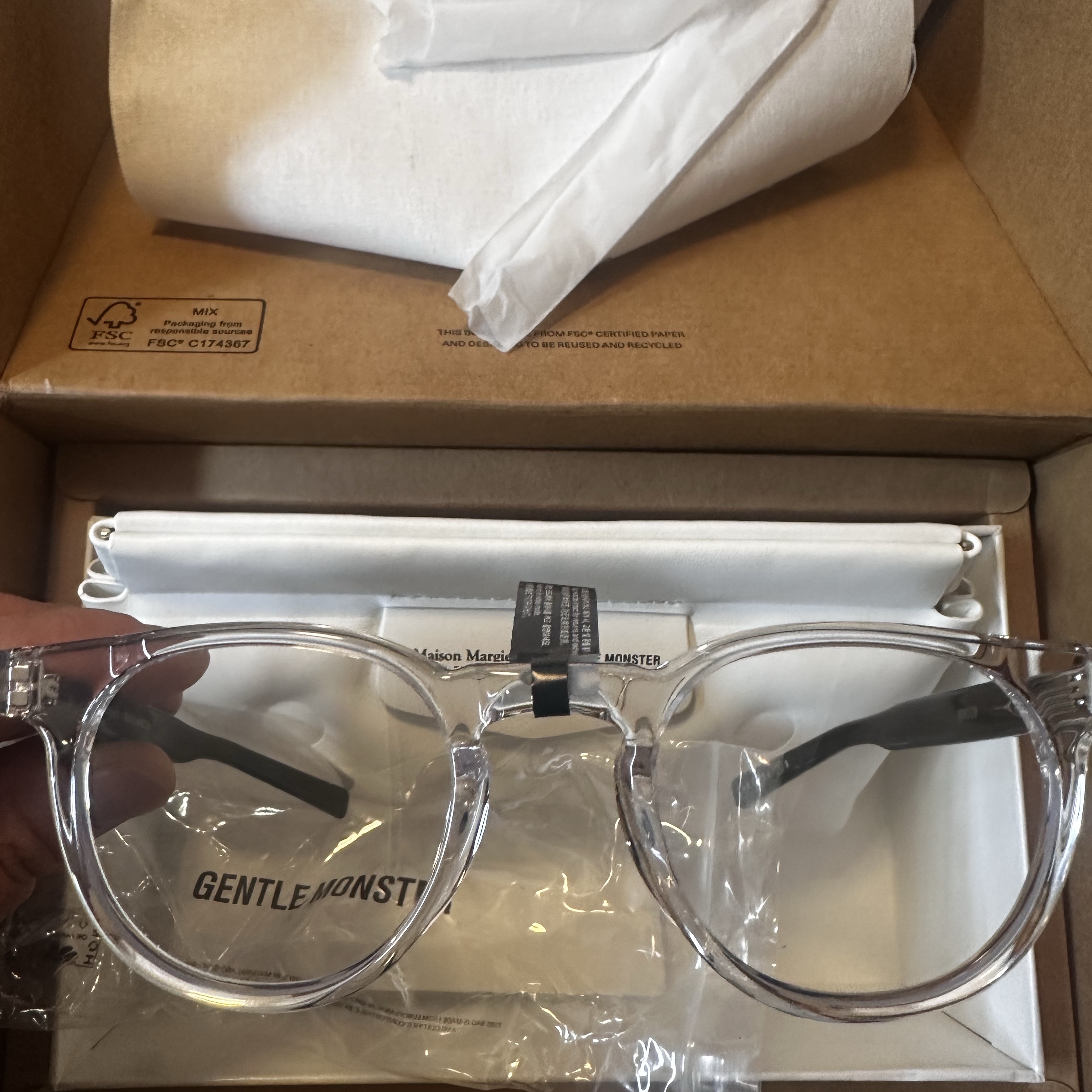 Gentle Monster x Maison Margiela MM009 Clear Black Gradient 착용 스타일 - 6
