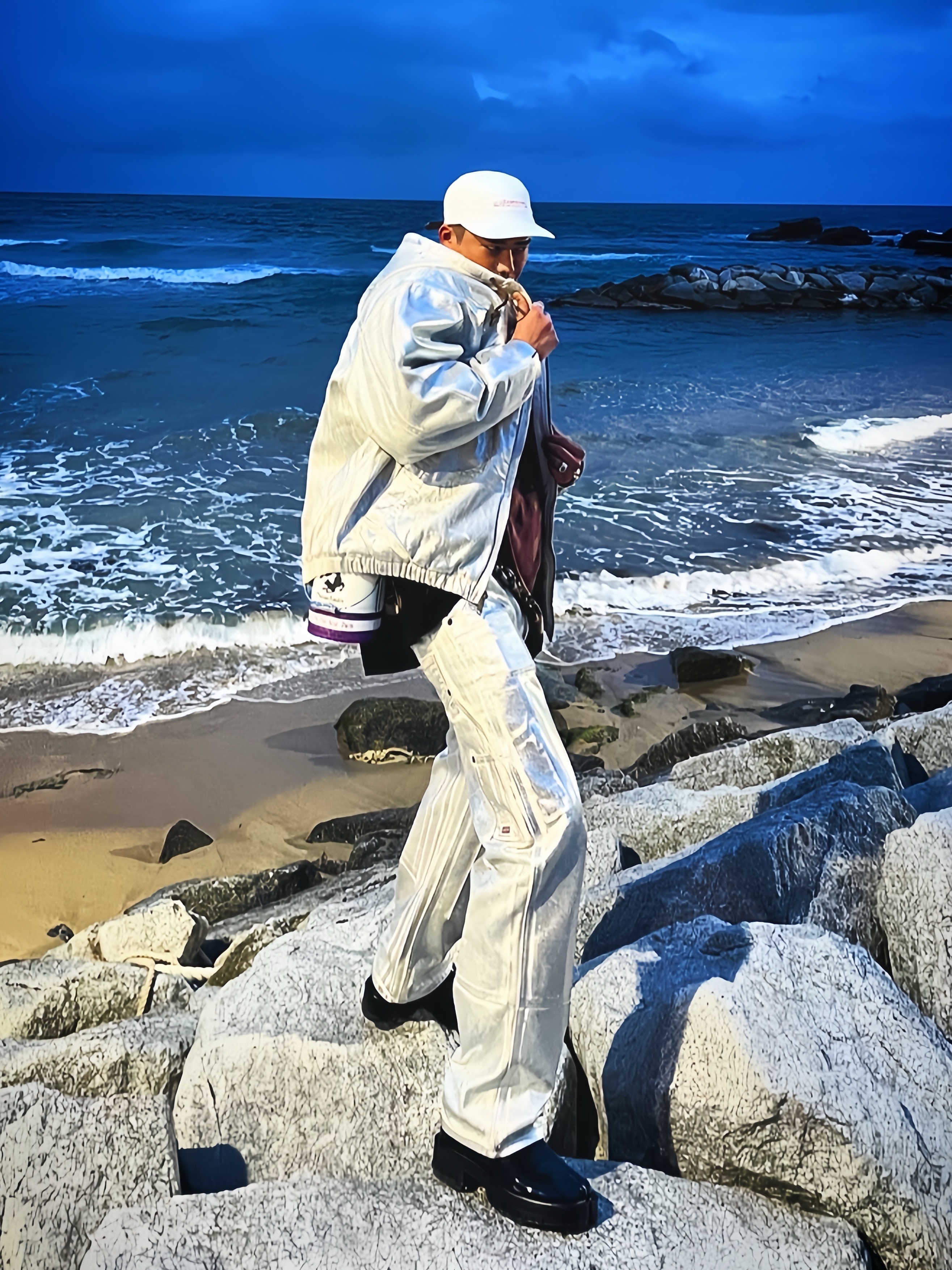 Supreme x MM6 Maison Margiela Painted Camp Cap White - 24SS, Supreme x MM6 Maison Margiela Liquid Blue Oversized T-Shirt Black - 24SS 착용 스타일 - 3