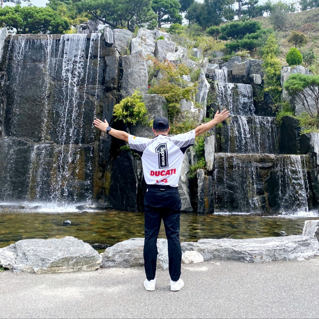 Supreme x Ducati Soccer Jersey White - 24SS, Jordan 1 Low Golf Triple White 착용 스타일