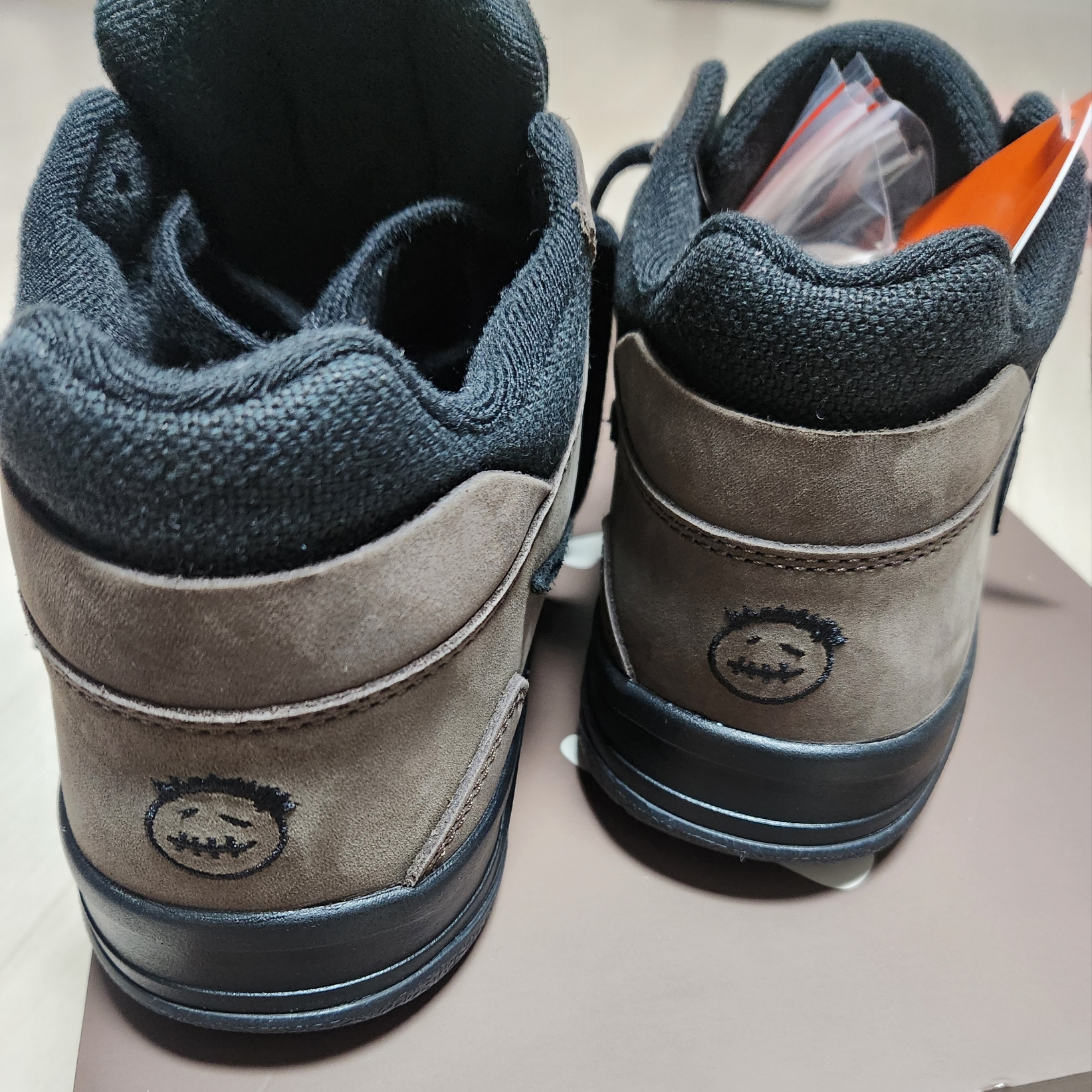 Jordan x Travis Scott Jumpman Jack TR Black and Dark Mocha 착용 스타일 - 3