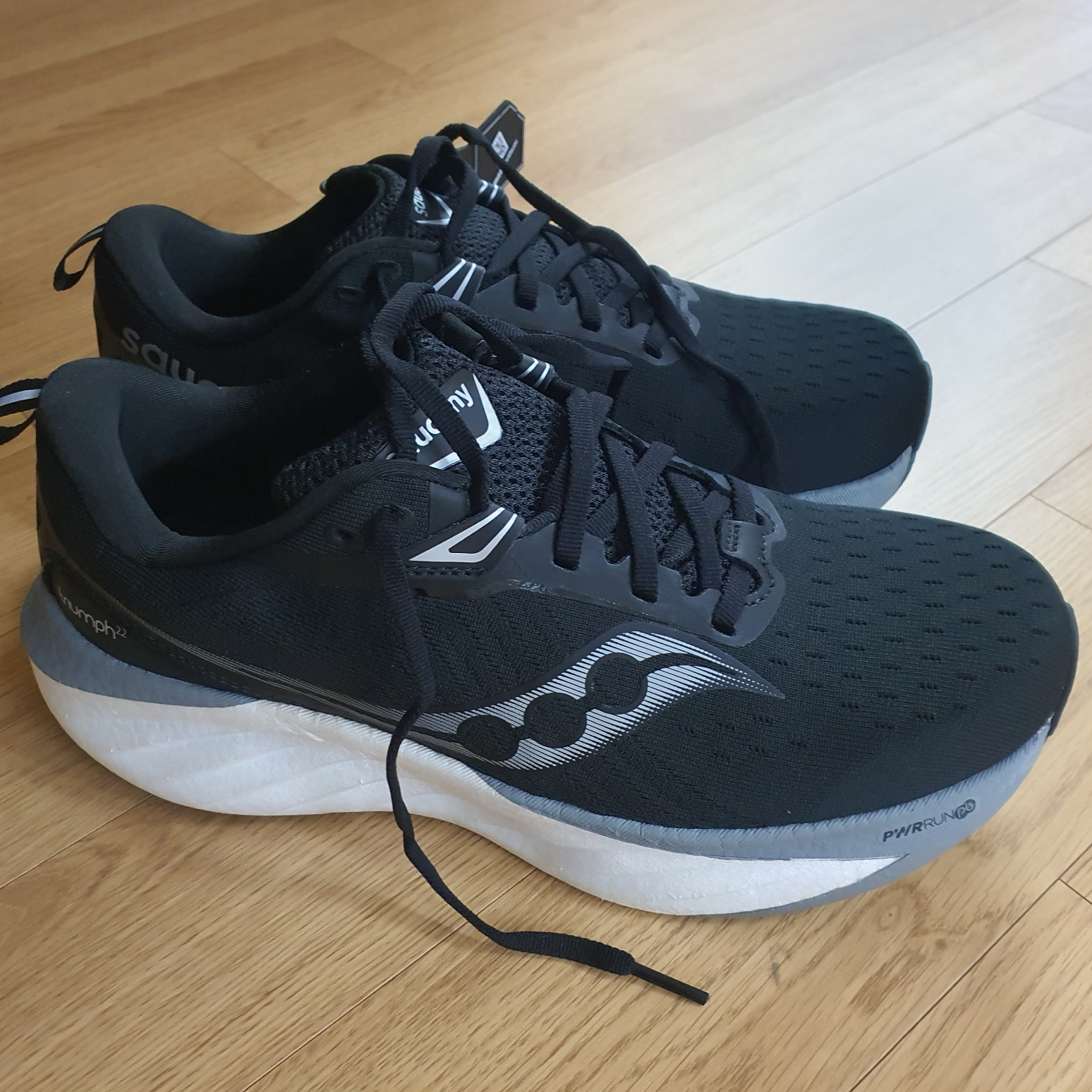 Saucony Triumph 22 Wide Black 착용 스타일 - 1