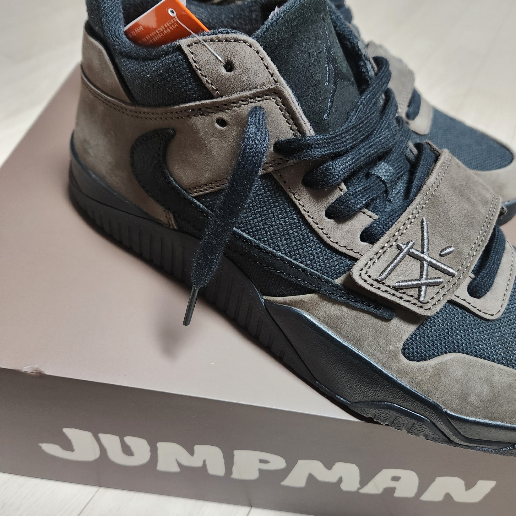 Jordan x Travis Scott Jumpman Jack TR Black and Dark Mocha 착용 스타일 - 2