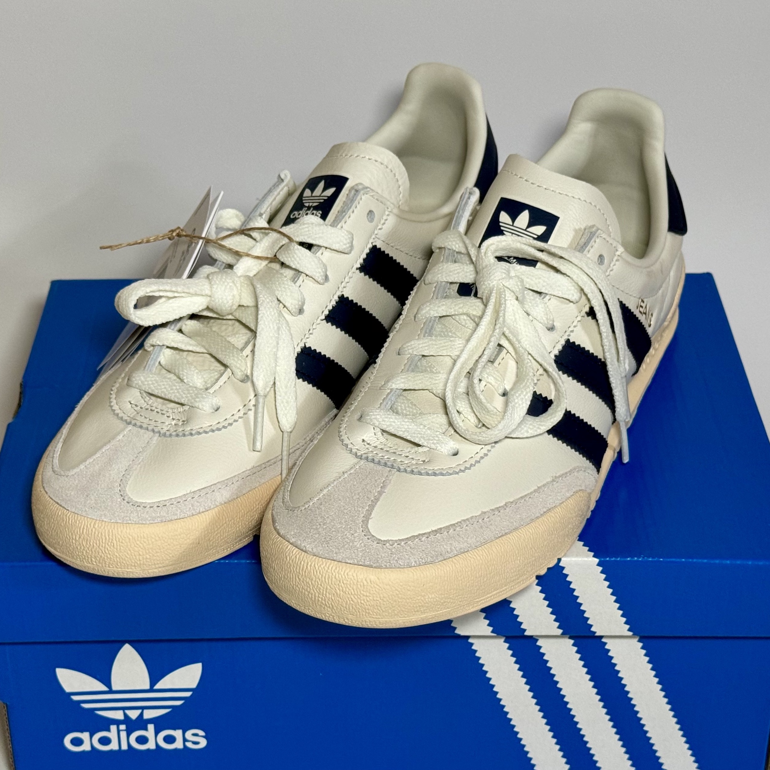 Adidas Jeans Chalk White Sand Strata 착용 스타일 - 1