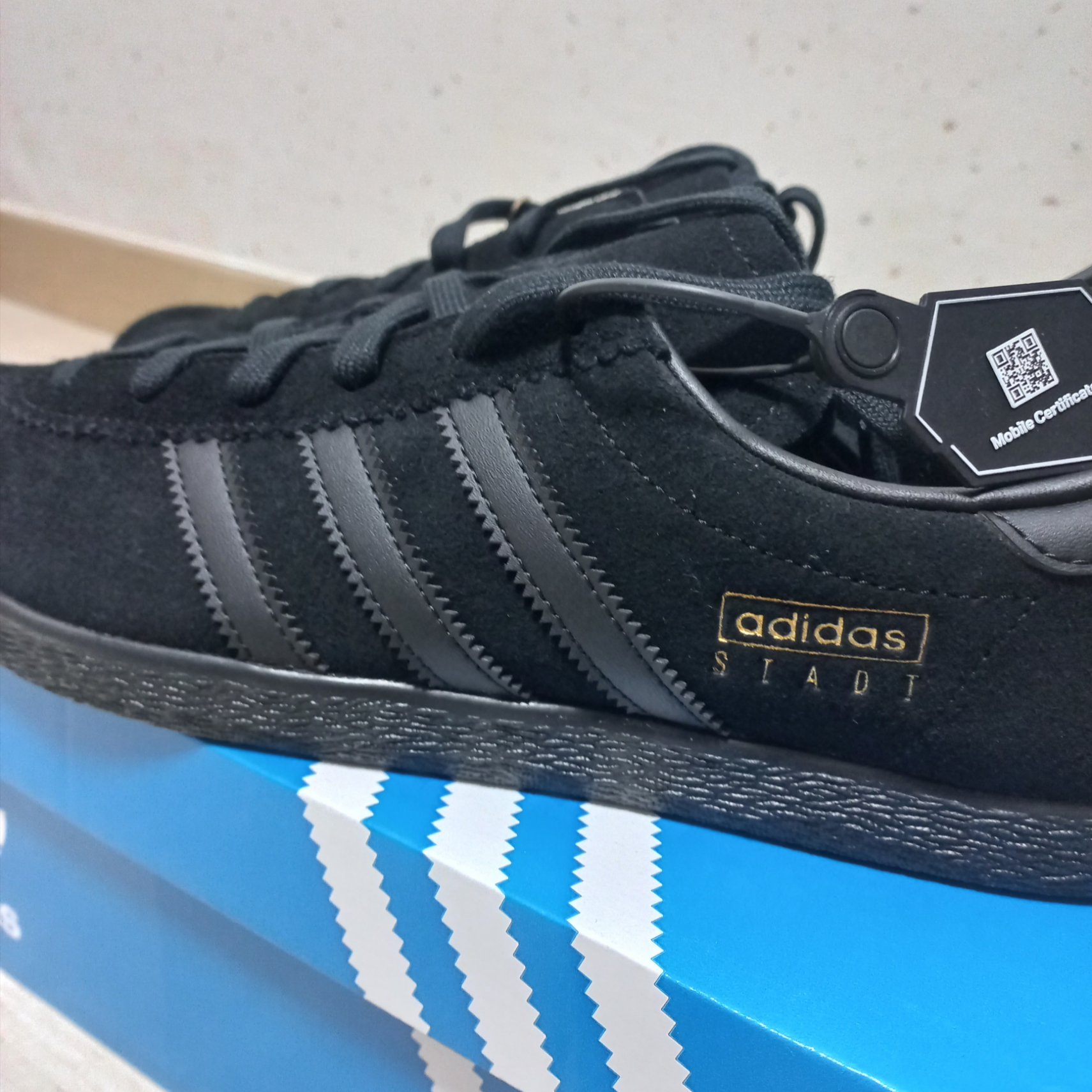 Adidas Stadt Core Black Carbon 착용 스타일 - 2