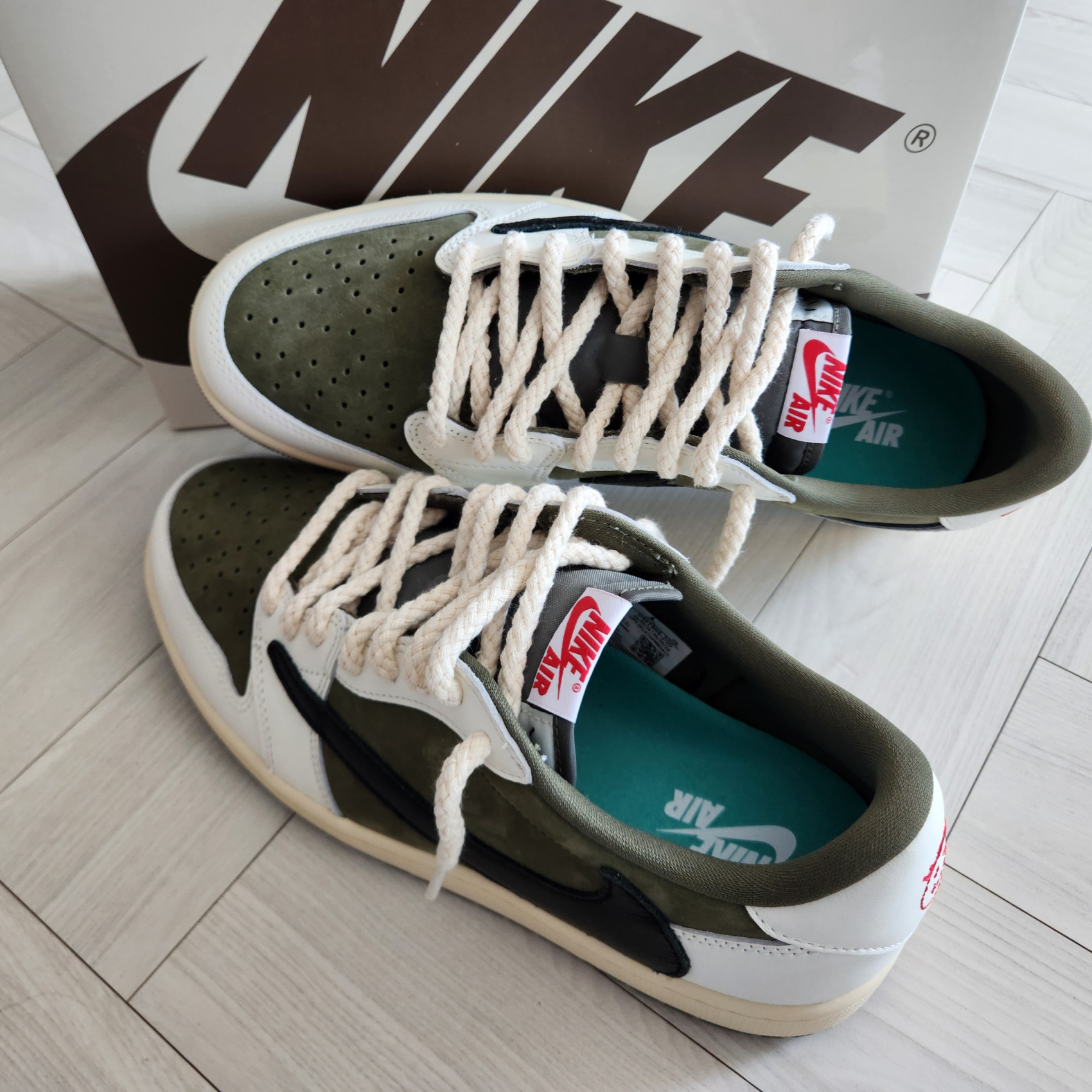 Jordan 1 x Travis Scott Retro Low OG SP Reverse Olive 착용 스타일 - 4