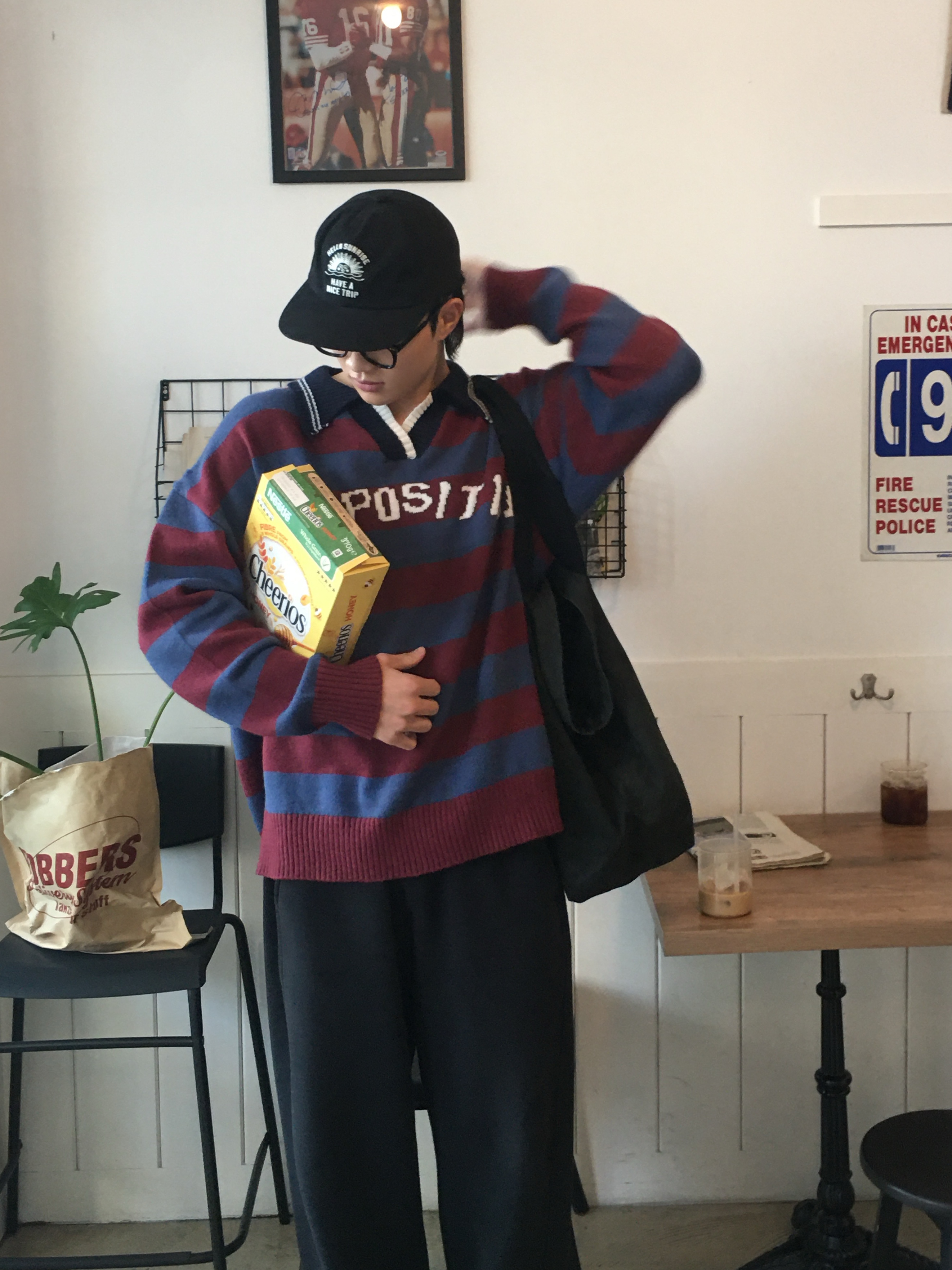 Hello Sunrise VTG Arch Logo Relaxed Fit Cap Black, Stussy Canvas Extra Large Tote Bag Washed Black 착용 스타일 - 1
