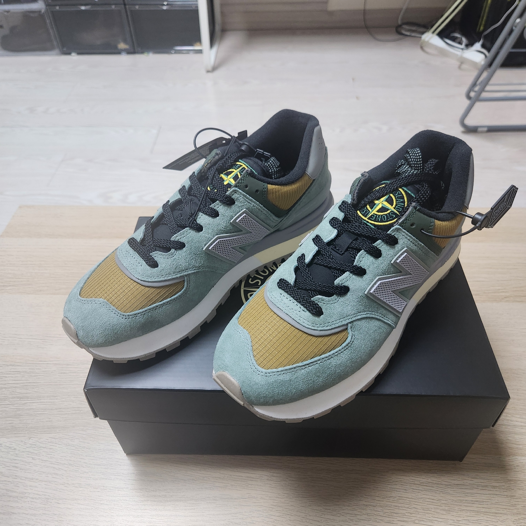 New Balance x Stone Island 574 Legacy Light Green 착용 스타일 - 1