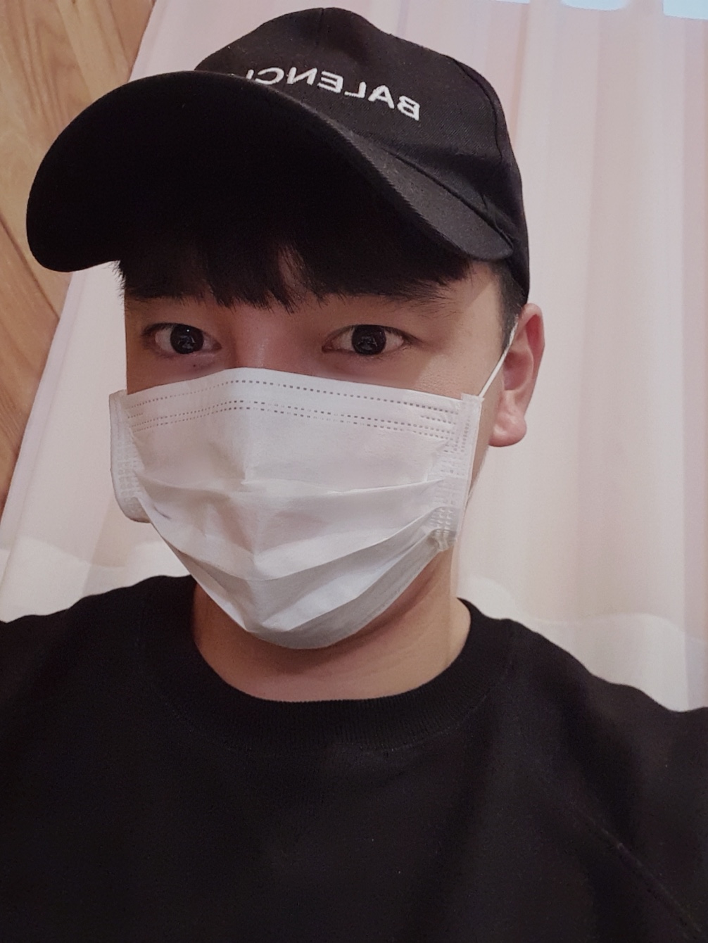 (W) Balenciaga Cap Black White, Maison Kitsune Fox Head Patch Classic Sweatshirt Black 착용 스타일