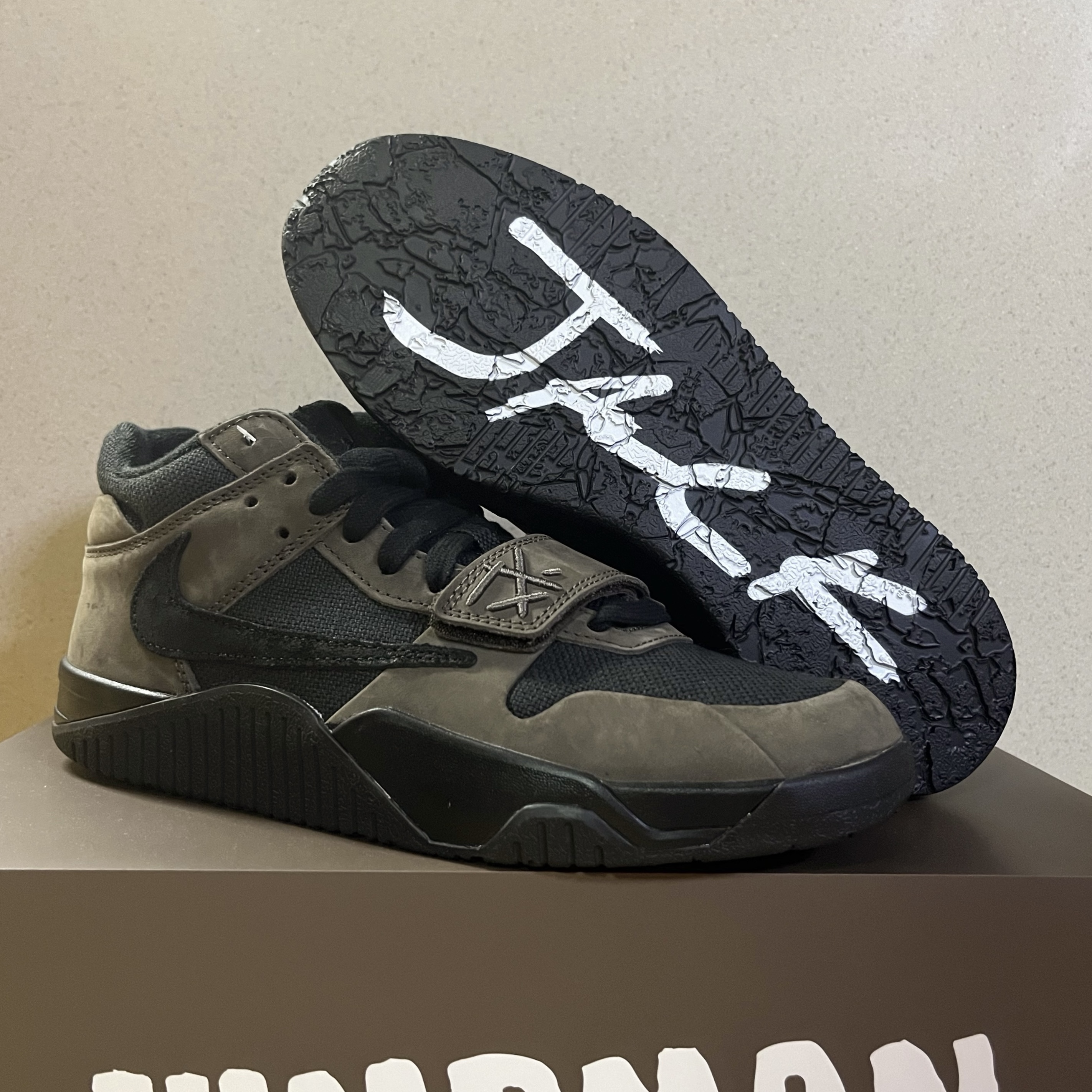 Jordan x Travis Scott Jumpman Jack TR Black and Dark Mocha 착용 스타일