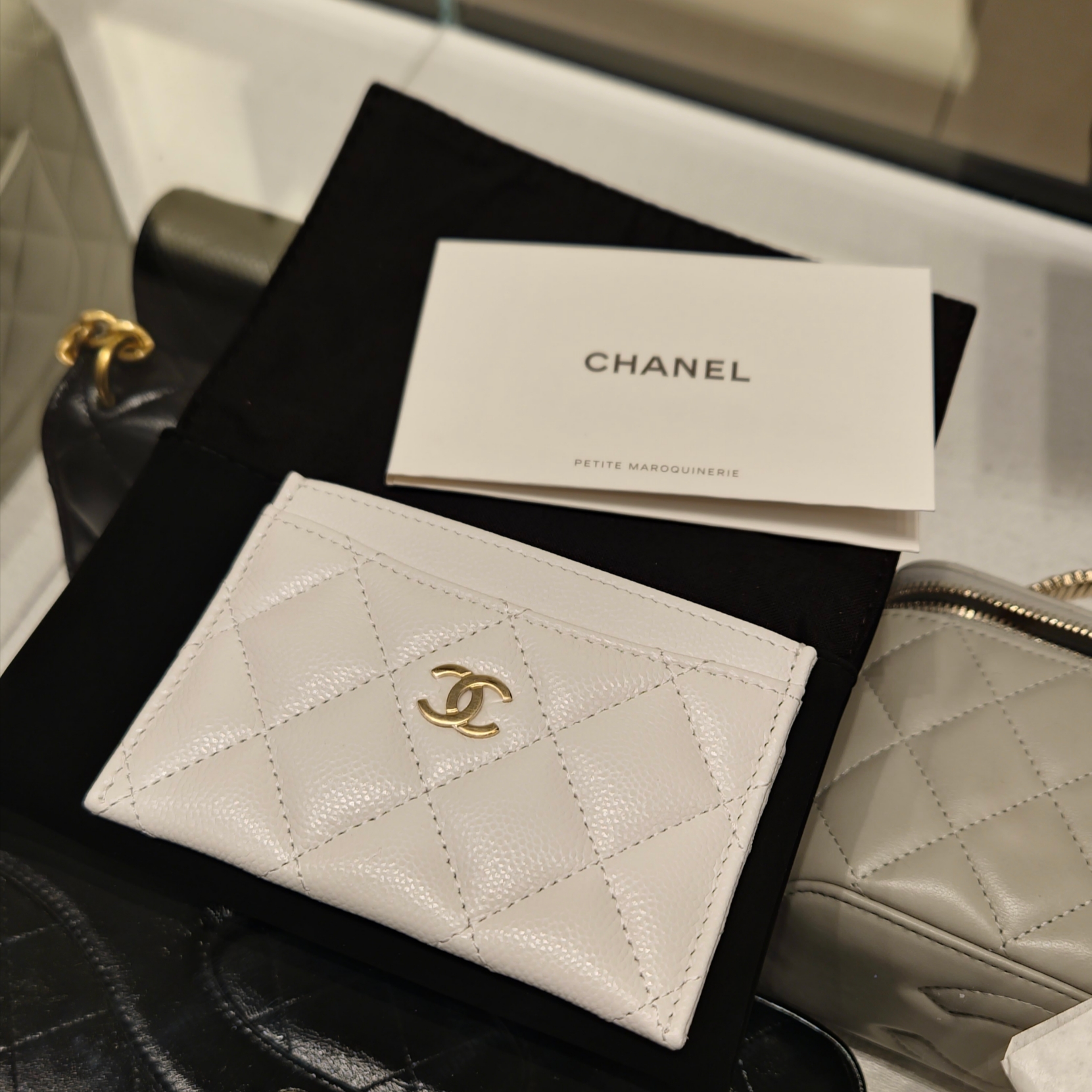 Chanel Classic Card Holder Grained Shiny Calfskin & Gold White 착용 스타일