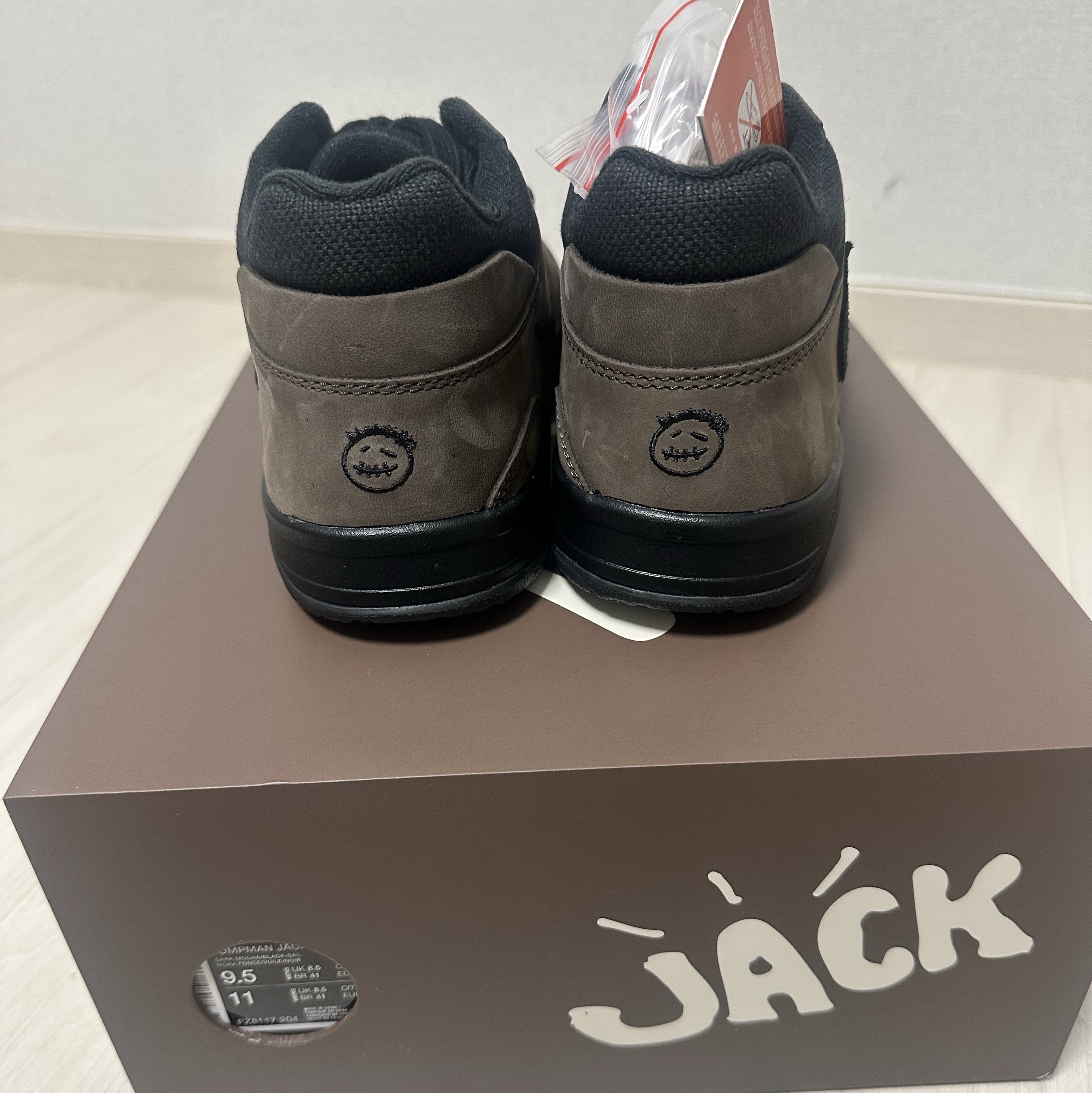 Jordan x Travis Scott Jumpman Jack TR Black and Dark Mocha 착용 스타일 - 3