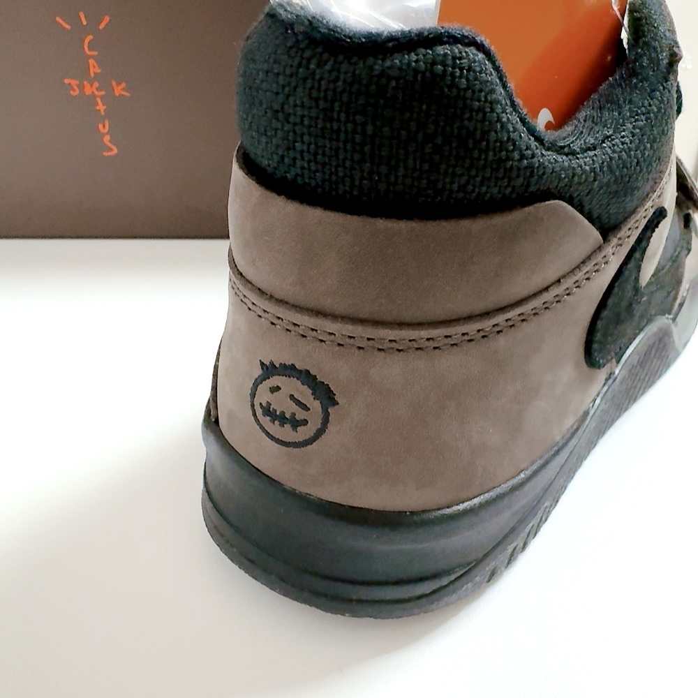 Jordan x Travis Scott Jumpman Jack TR Black and Dark Mocha 착용 스타일 - 3