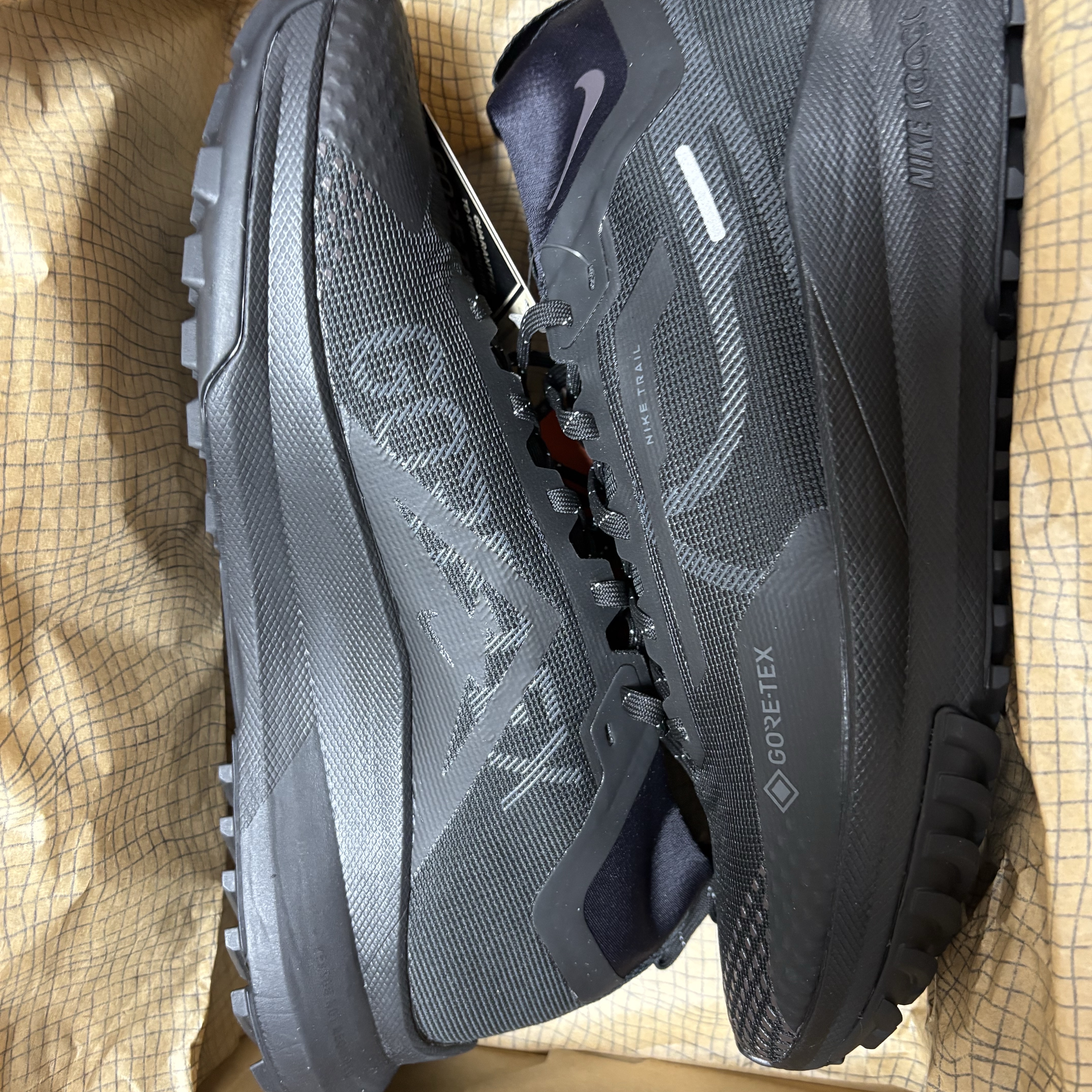 Nike React Pegasus Trail 4 Gore-Tex Black Velvet Brown 착용 스타일 - 3