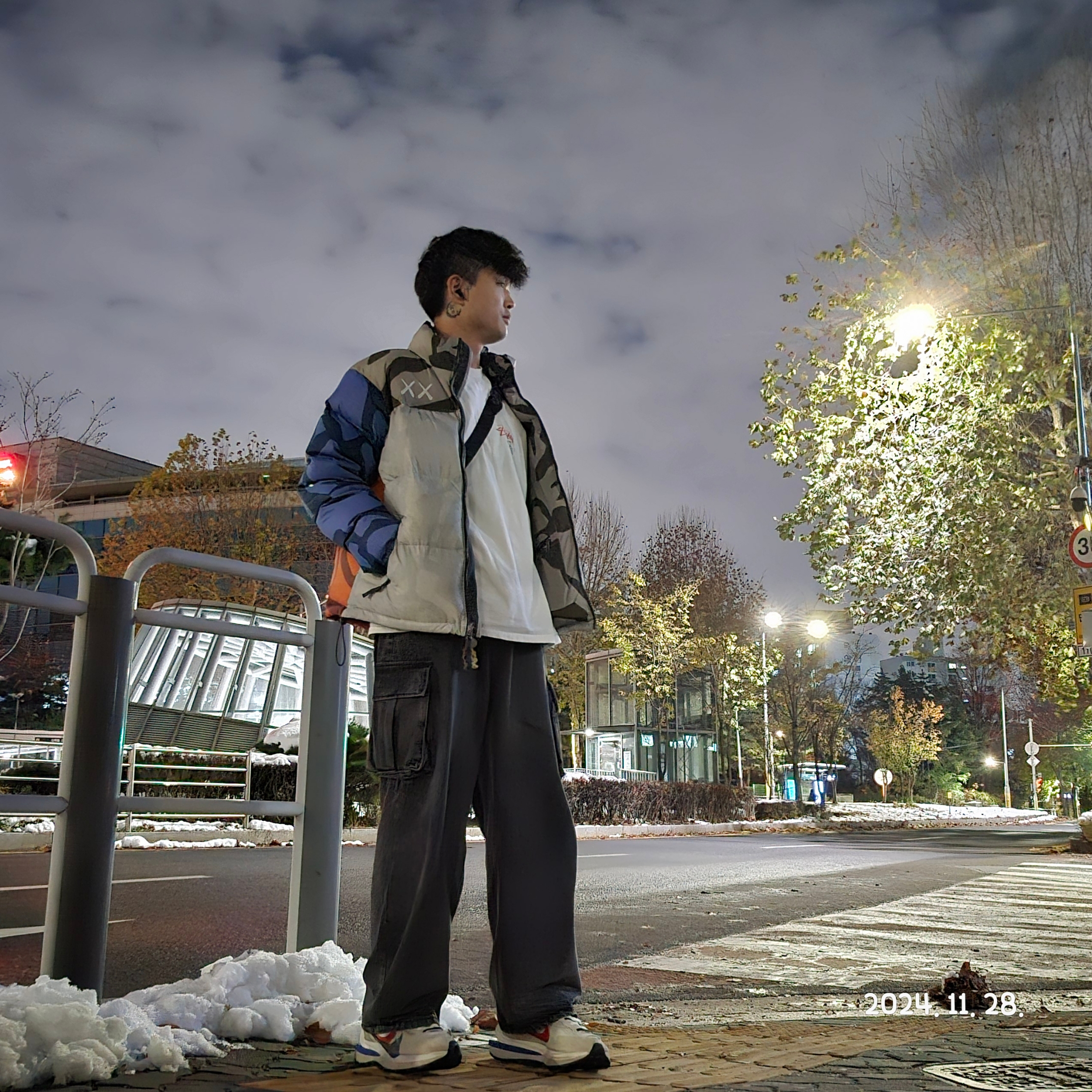 Nike x Sacai VaporWaffle Royal Fuchsia, The North Face x Kaws 1996 Nuptse Jacket Moonlight Ivory 착용 스타일 - 2