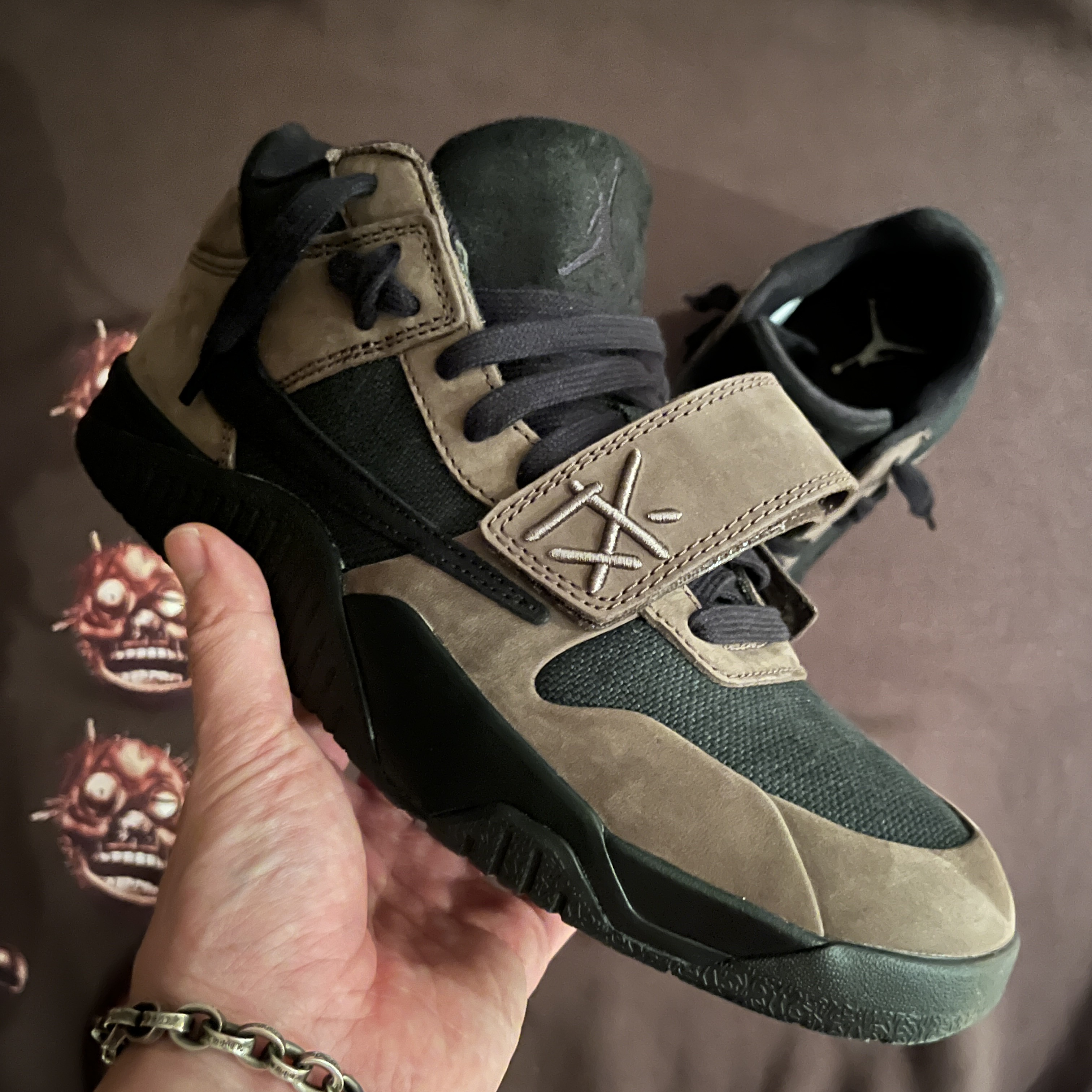 Jordan x Travis Scott Jumpman Jack TR Black and Dark Mocha 착용 스타일 - 2