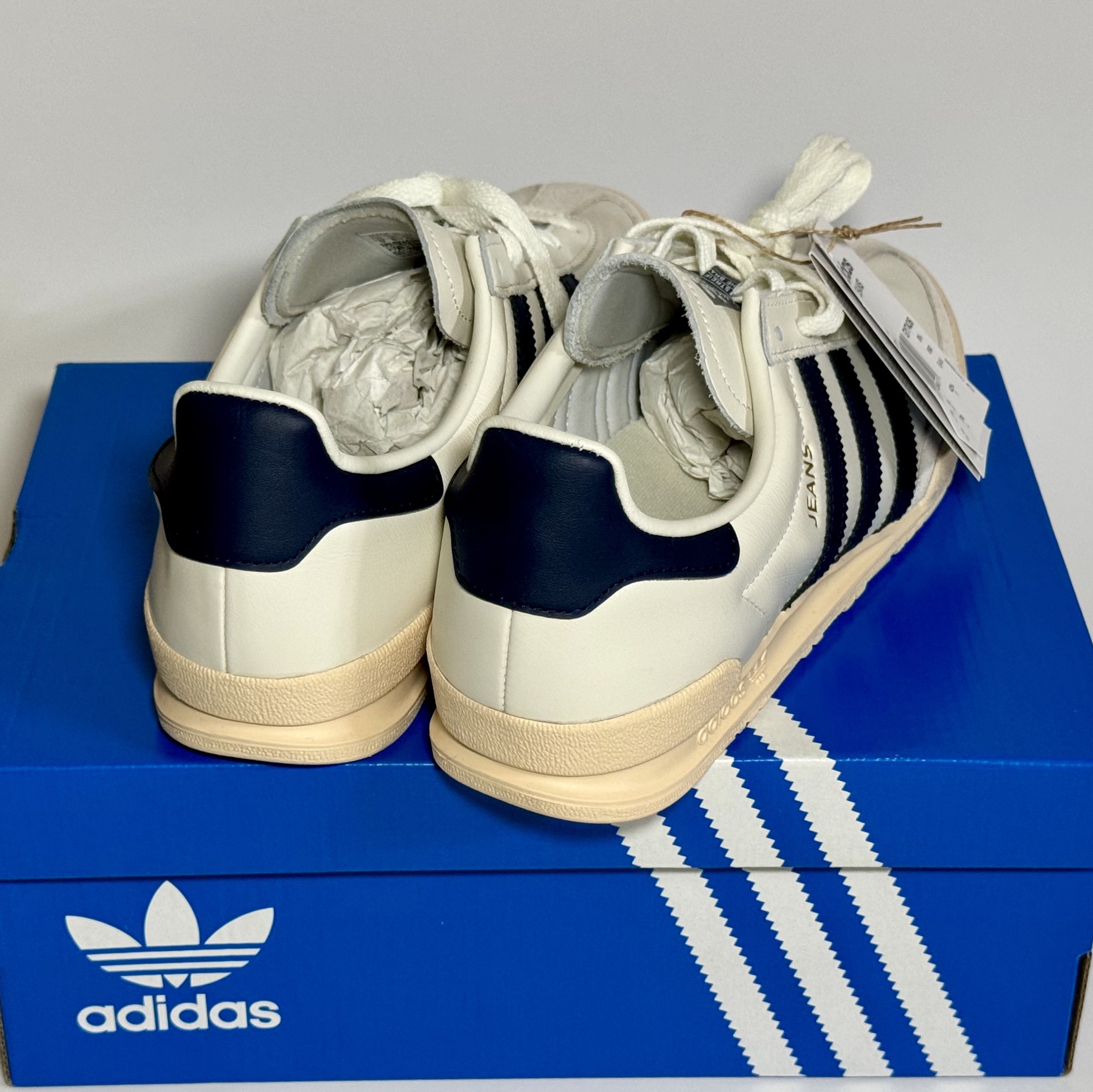 Adidas Jeans Chalk White Sand Strata 착용 스타일 - 3