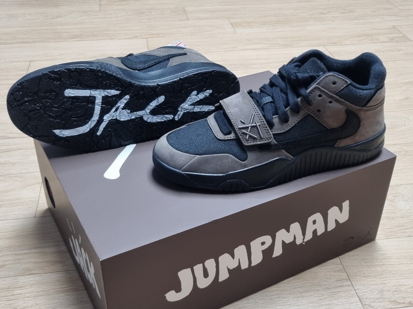 Jordan x Travis Scott Jumpman Jack TR Black and Dark Mocha 착용 스타일 - 1