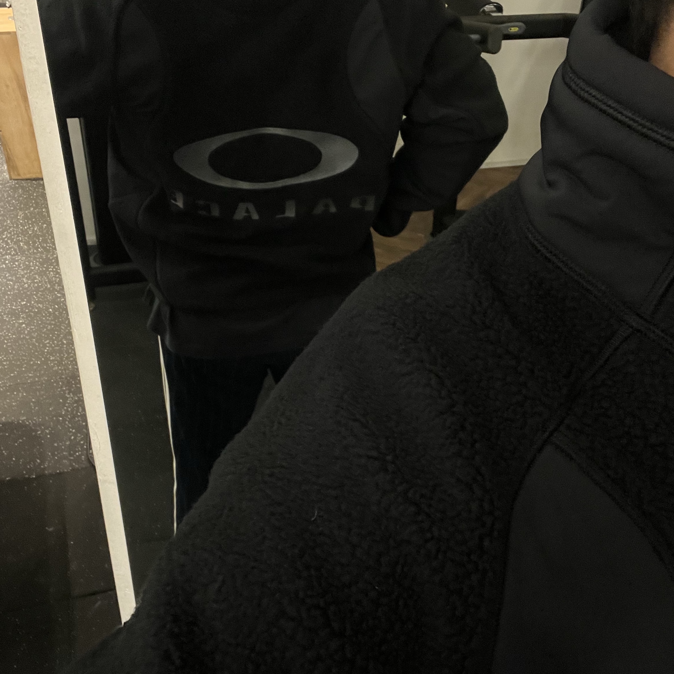 Palace x Oakley Fleece Black - 24FW 착용 스타일 - 3