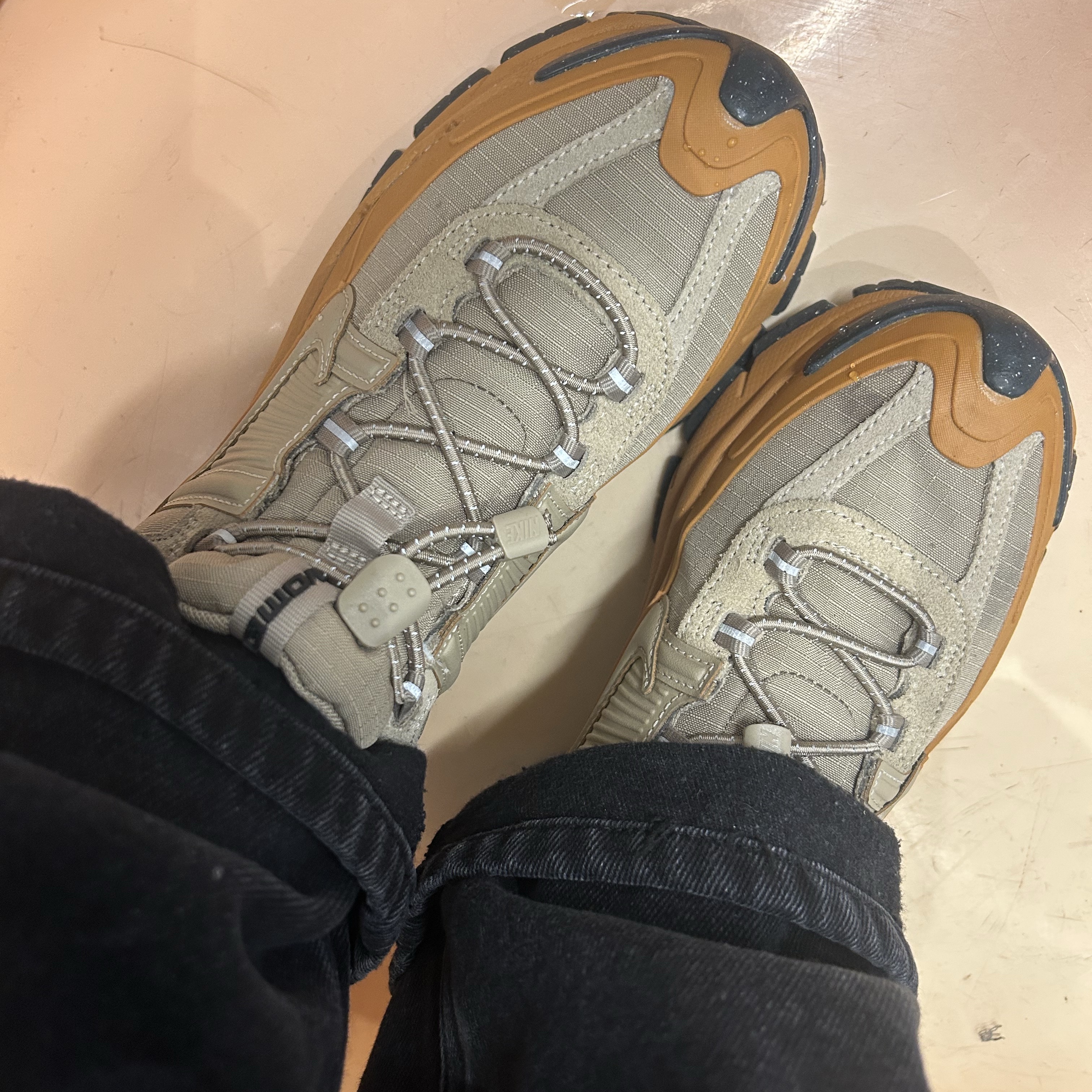 (W) Nike Zoom Vomero Roam Flax Anthracite 착용 스타일 - 2