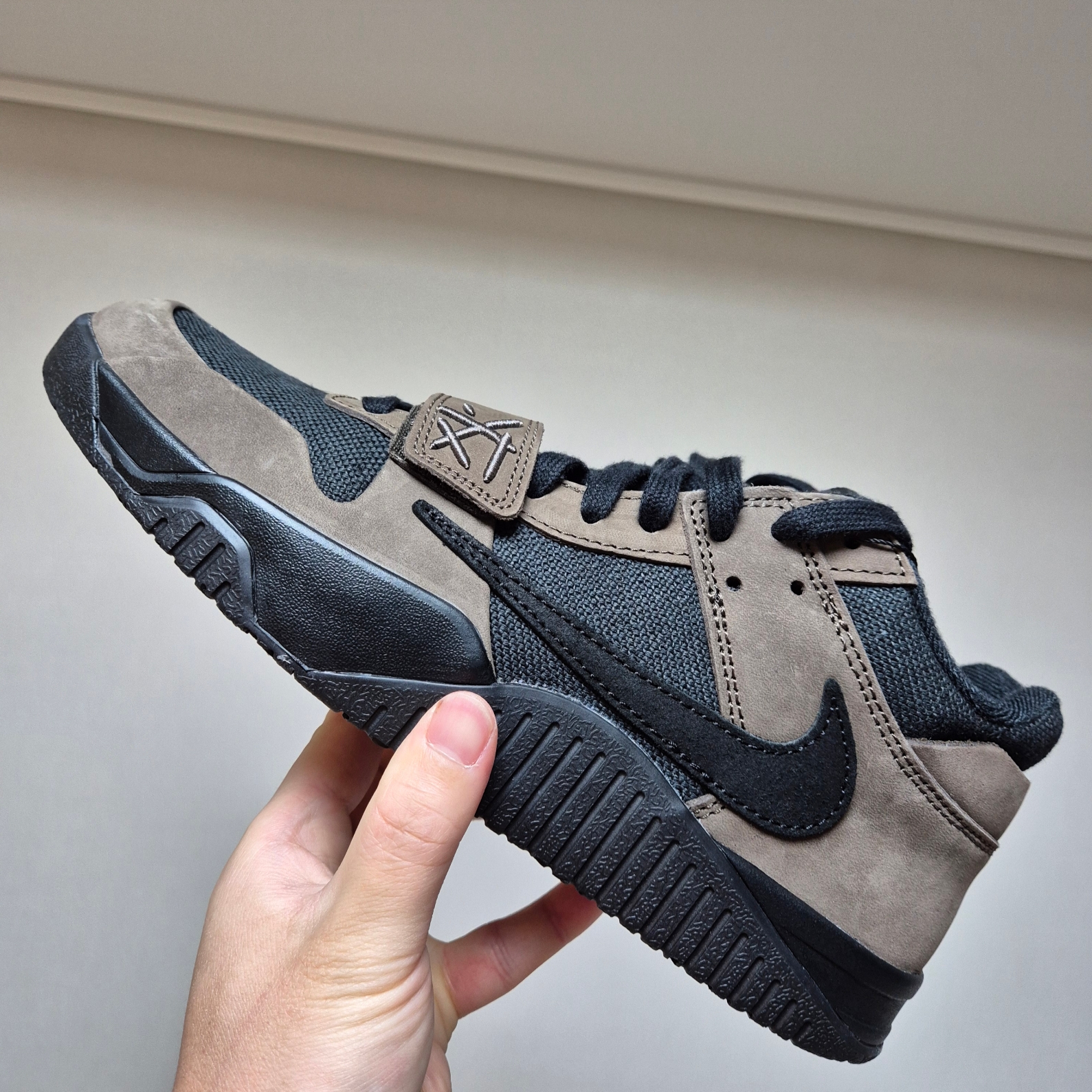 Jordan x Travis Scott Jumpman Jack TR Black and Dark Mocha 착용 스타일