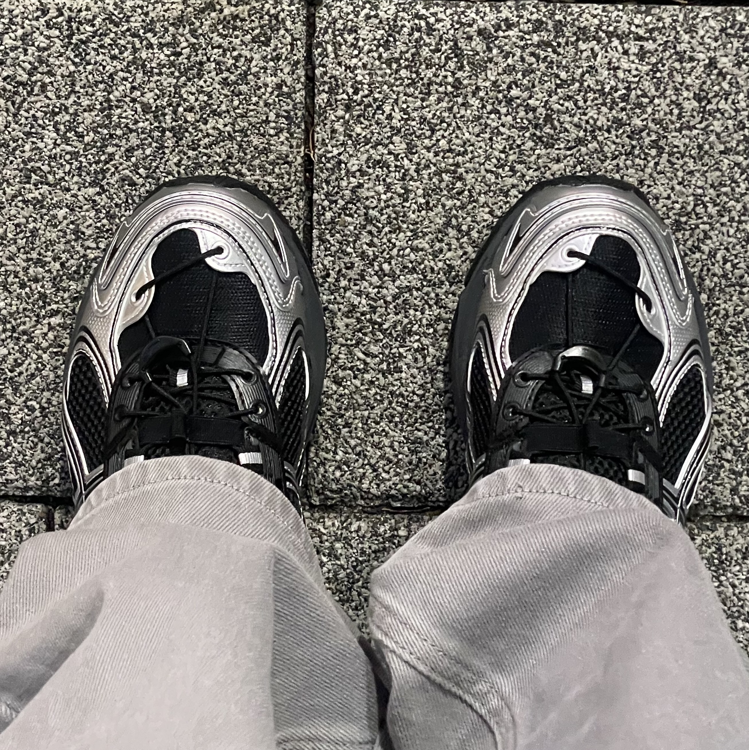Asics Gel-Kahana TR V4 Carbon Black 착용 스타일