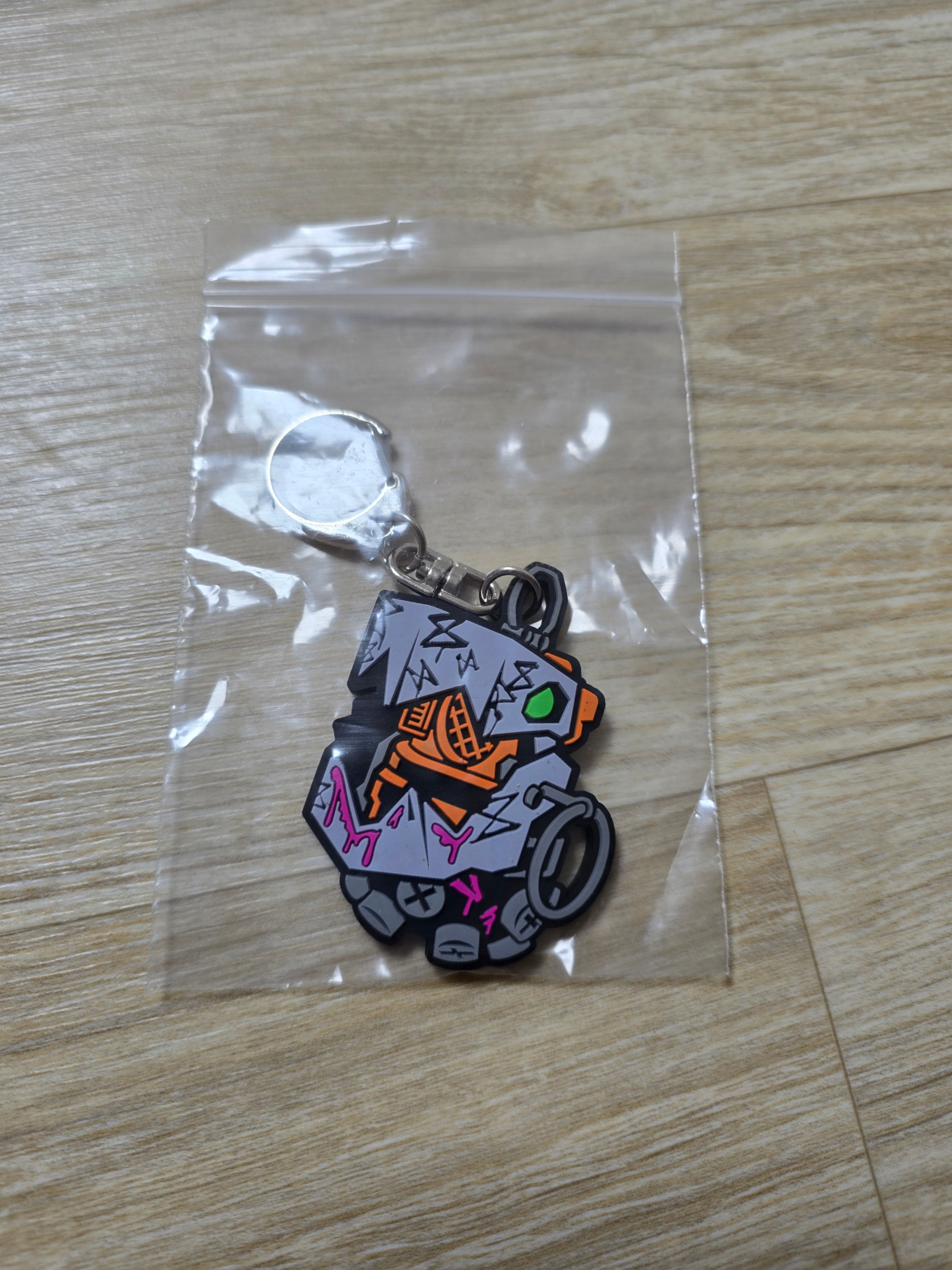 IAB Studio x Arcane Jinx Grenade Rubber Keychain Multi 착용 스타일 - 1