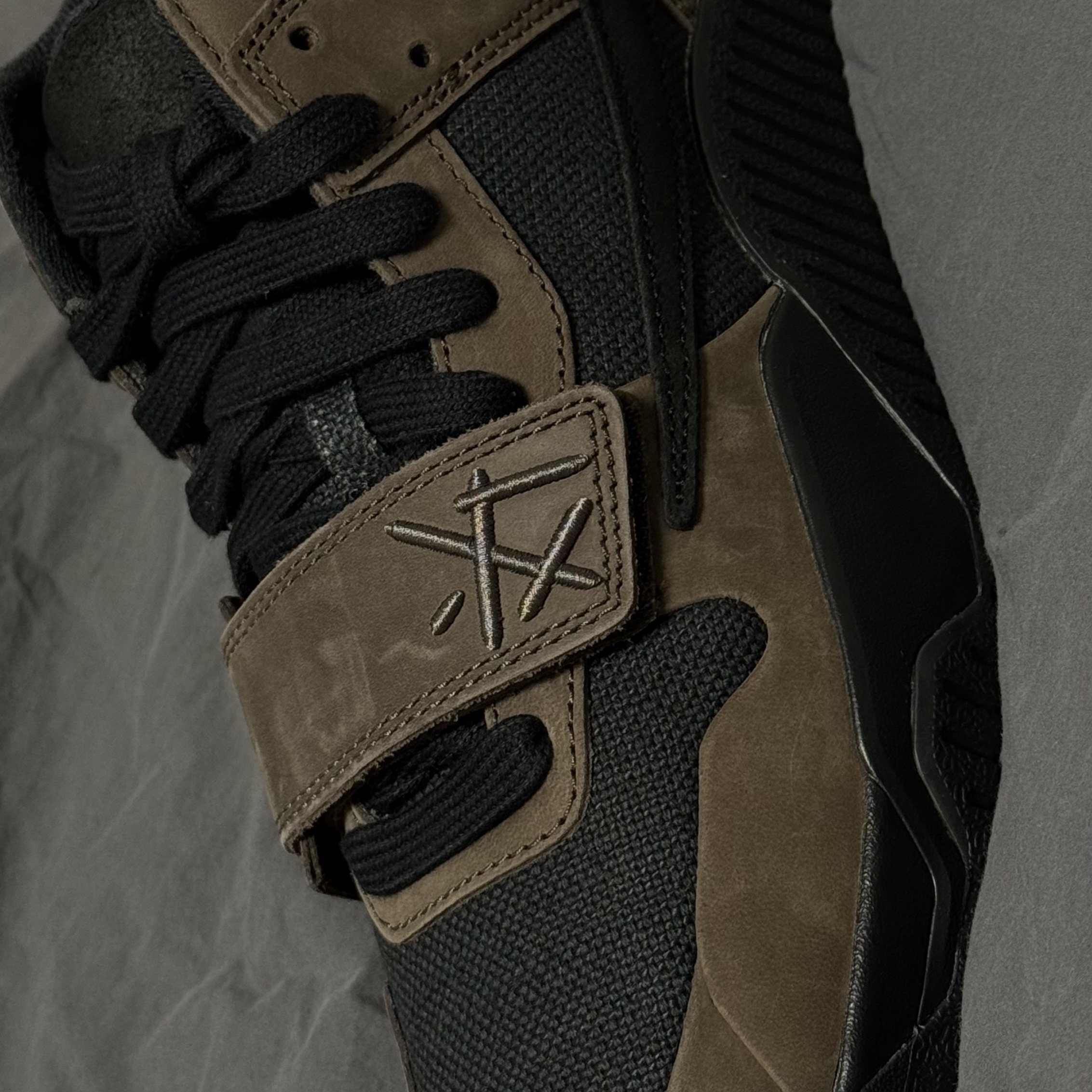 Jordan x Travis Scott Jumpman Jack TR Black and Dark Mocha 착용 스타일 - 2