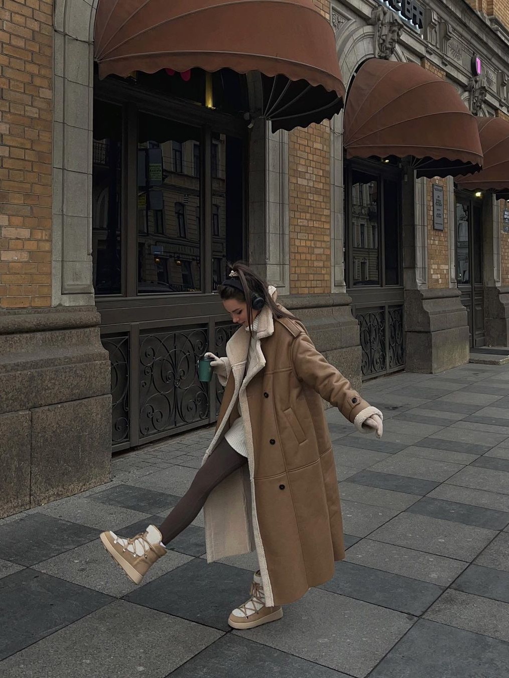 (W) Moon Boot Icon Cream Shearing Boots Gold, (W) Moon Boot Icon Low Nylon Boots Black 착용 스타일 - 5