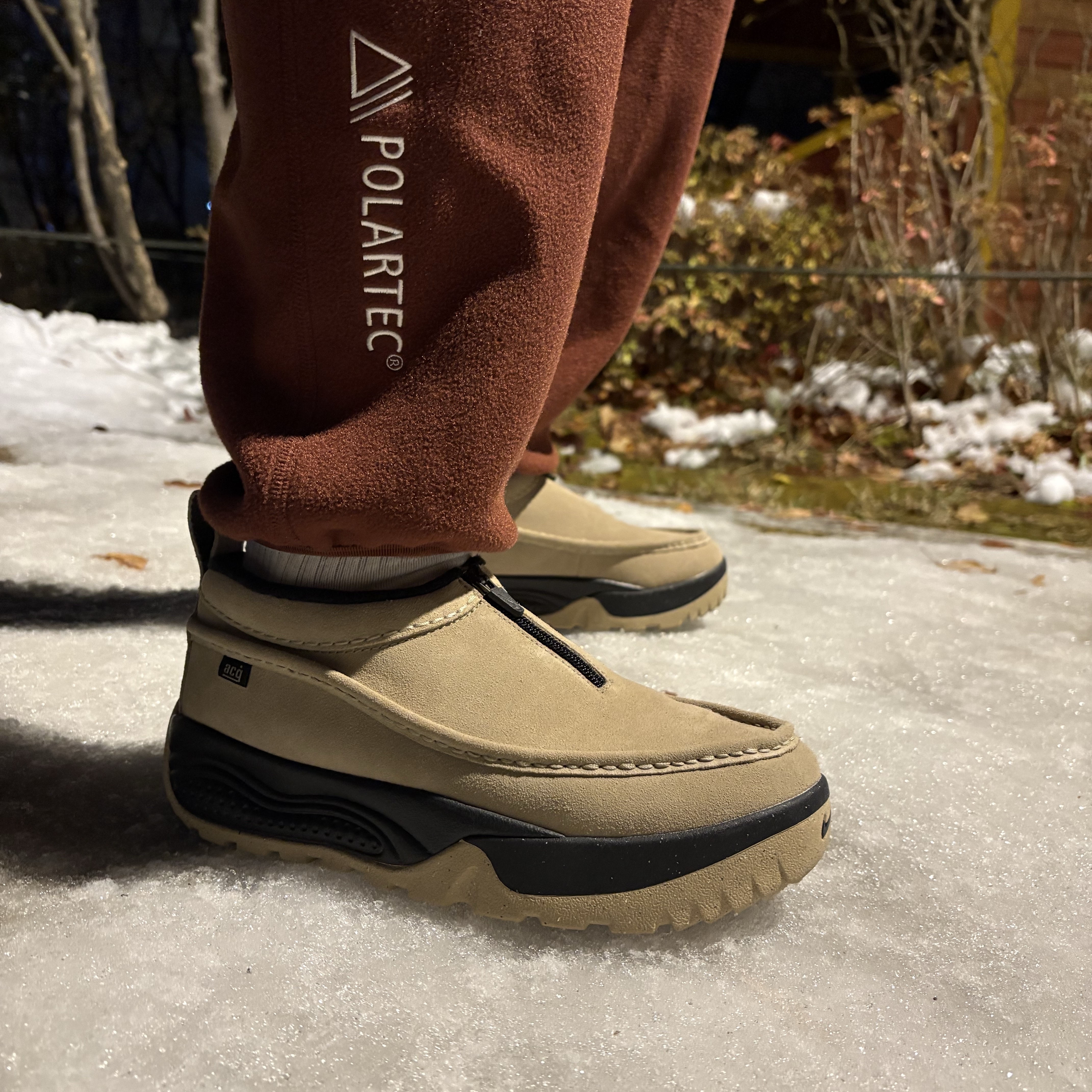Nike ACG Izy Khaki and Black, Nike ACG Polartec Wolf Tree Pants Oxen Brown - Asia 착용 스타일