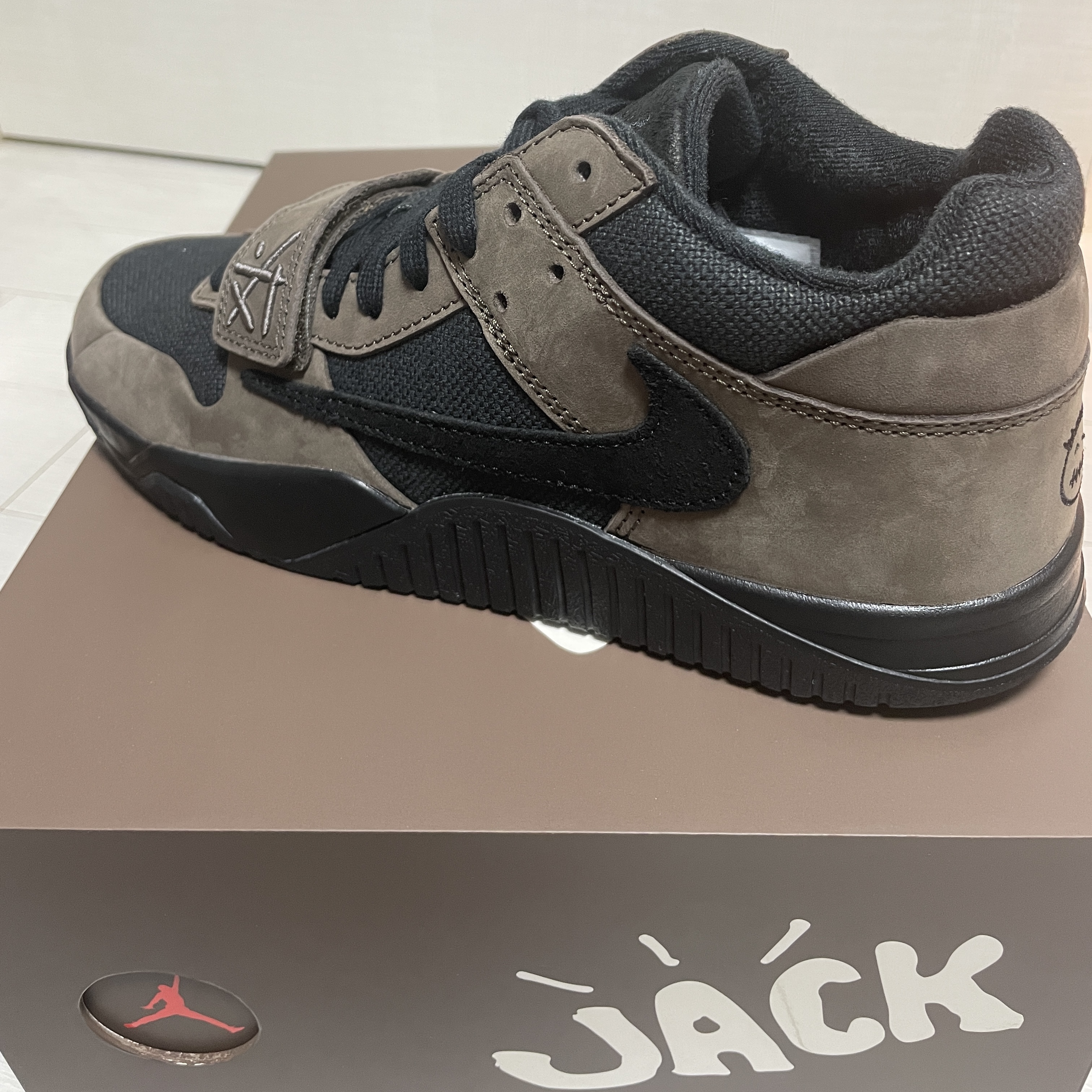 Jordan x Travis Scott Jumpman Jack TR Black and Dark Mocha 착용 스타일