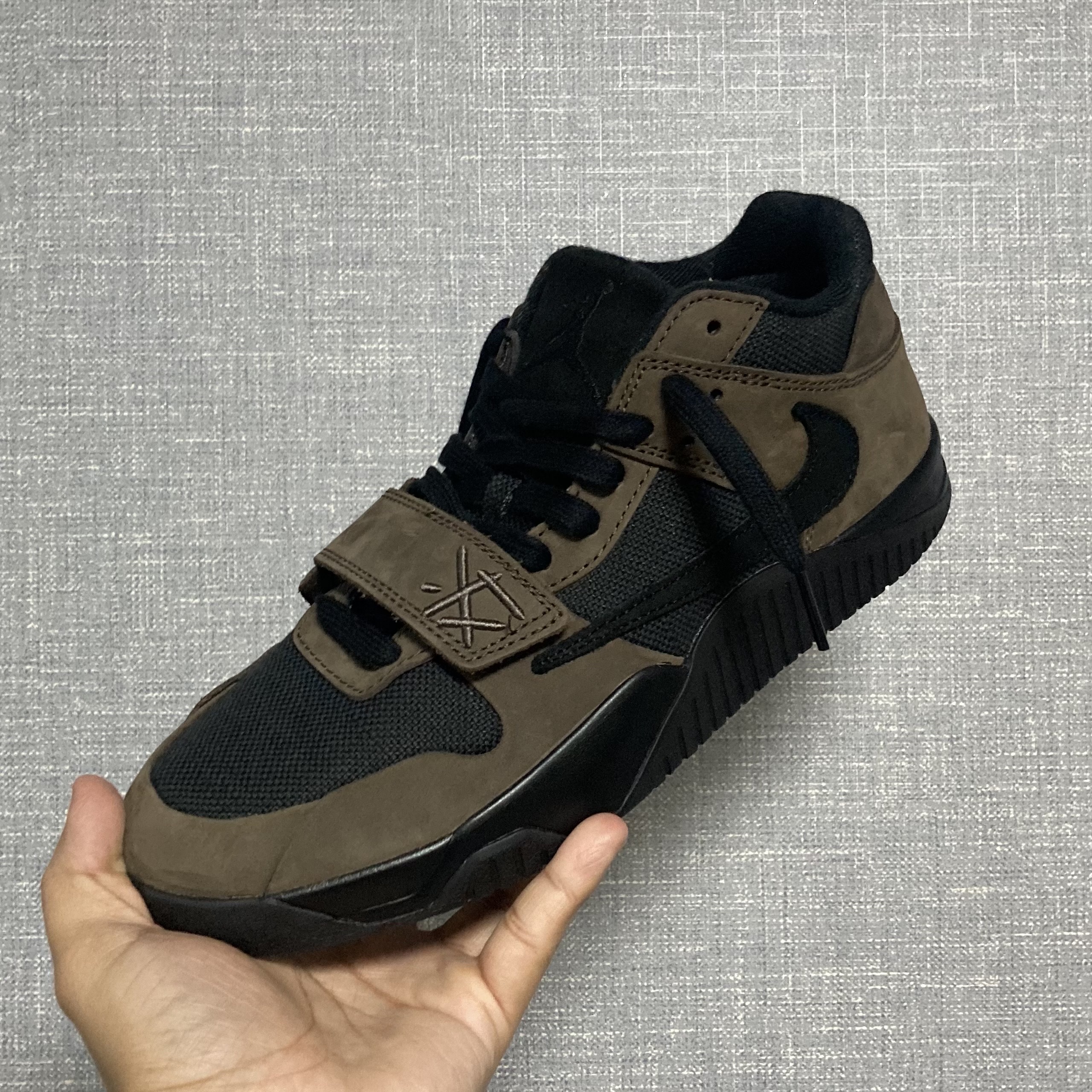 Jordan x Travis Scott Jumpman Jack TR Black and Dark Mocha 착용 스타일 - 1