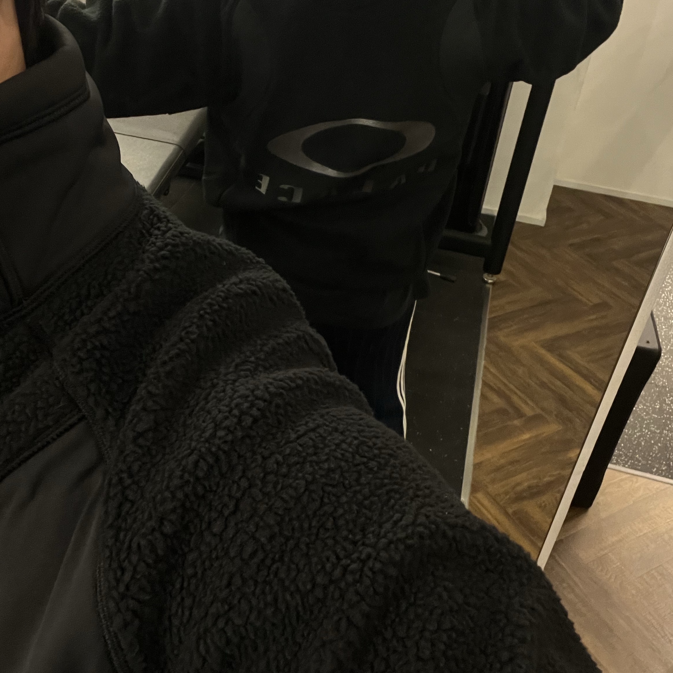 Palace x Oakley Fleece Black - 24FW 착용 스타일 - 4
