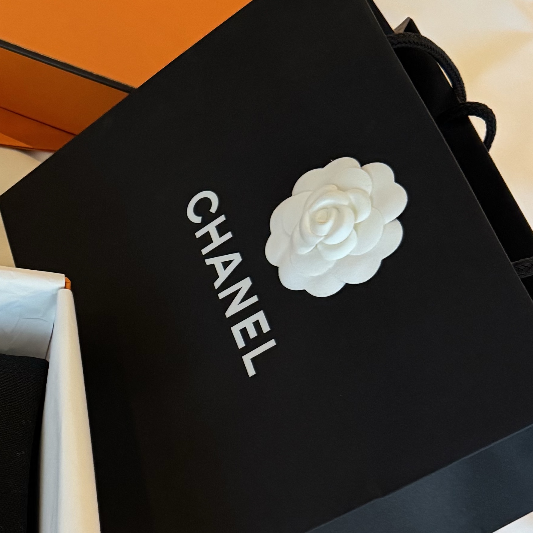Chanel Classic Card Holder Grained Calfskin & Silver Black 착용 스타일