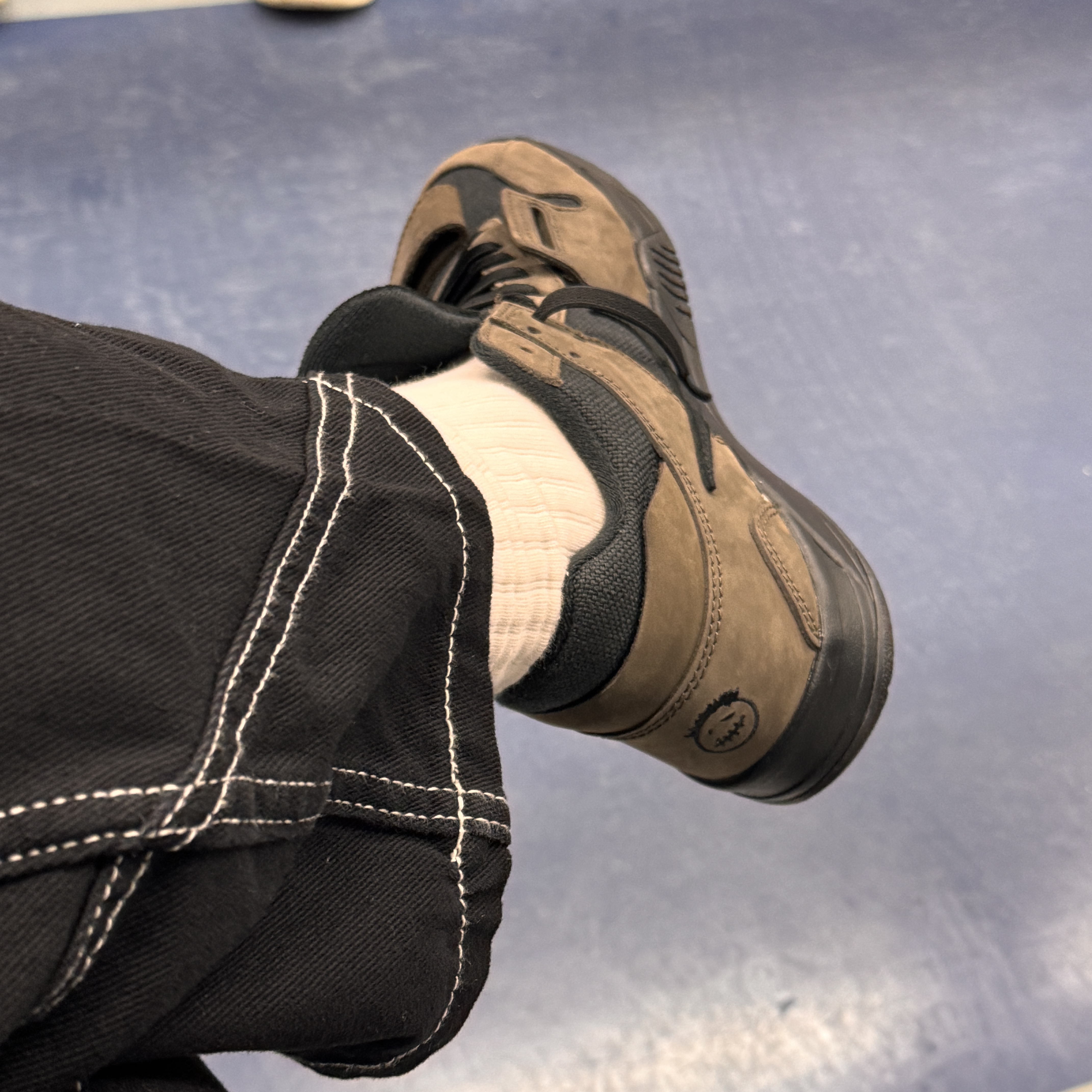 Jordan x Travis Scott Jumpman Jack TR Black and Dark Mocha 착용 스타일