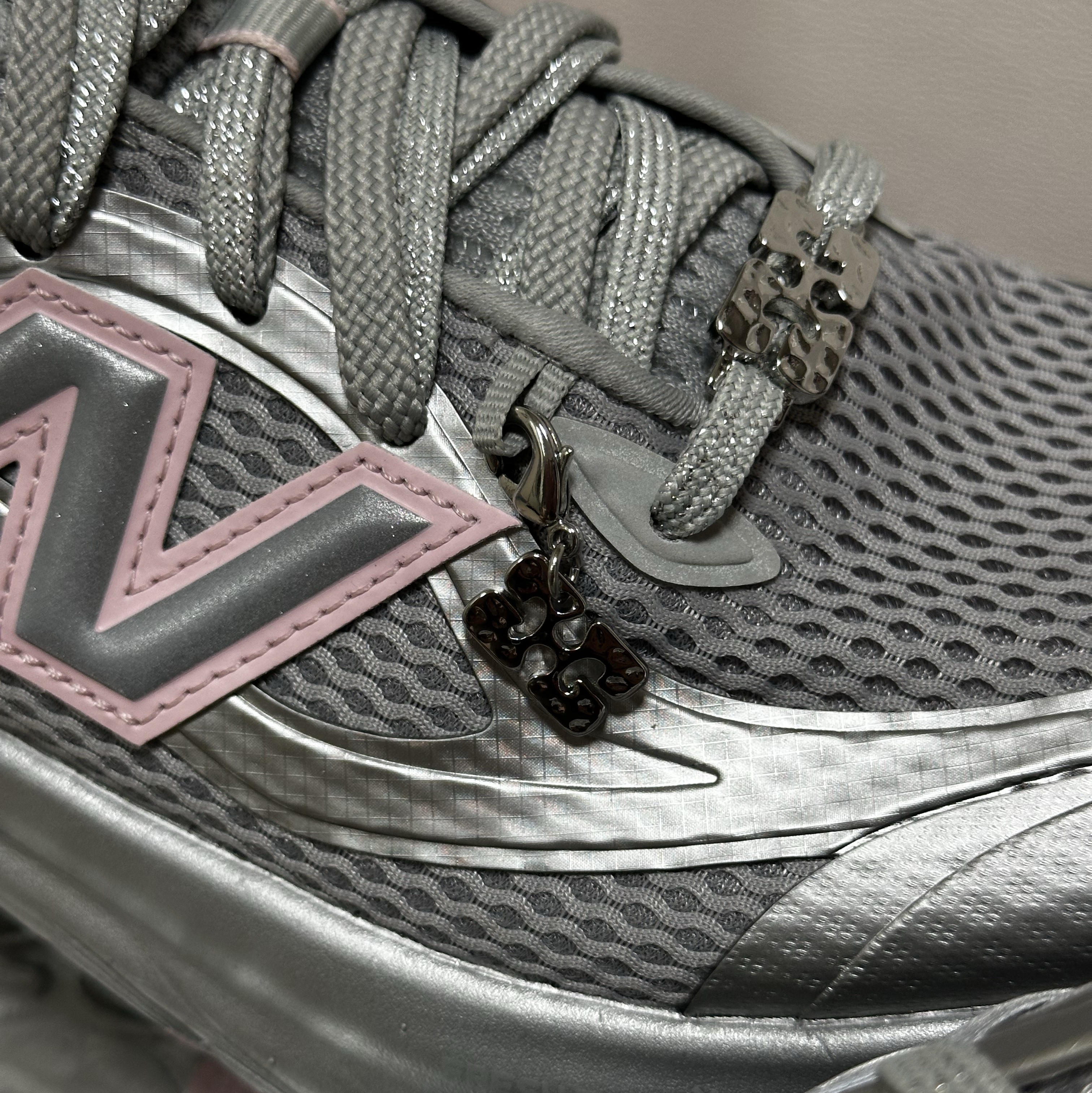 New Balance x Ganni Fresh Foam Silver Metallic Gray Quill 착용 스타일 - 1