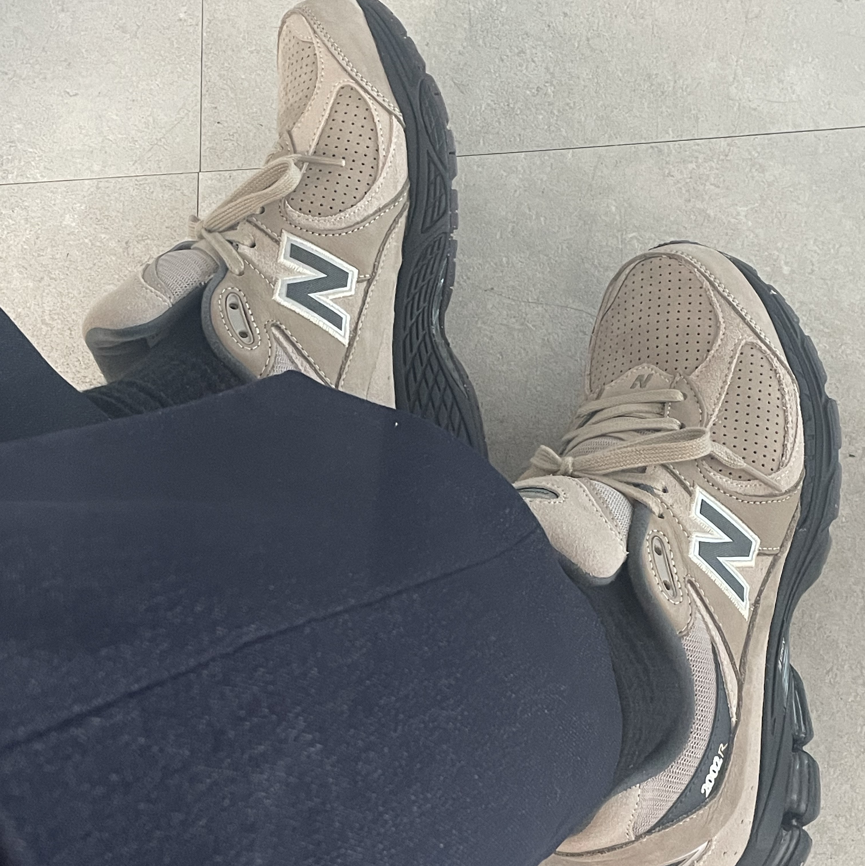 New Balance 2002R Beige 착용 스타일 - 3