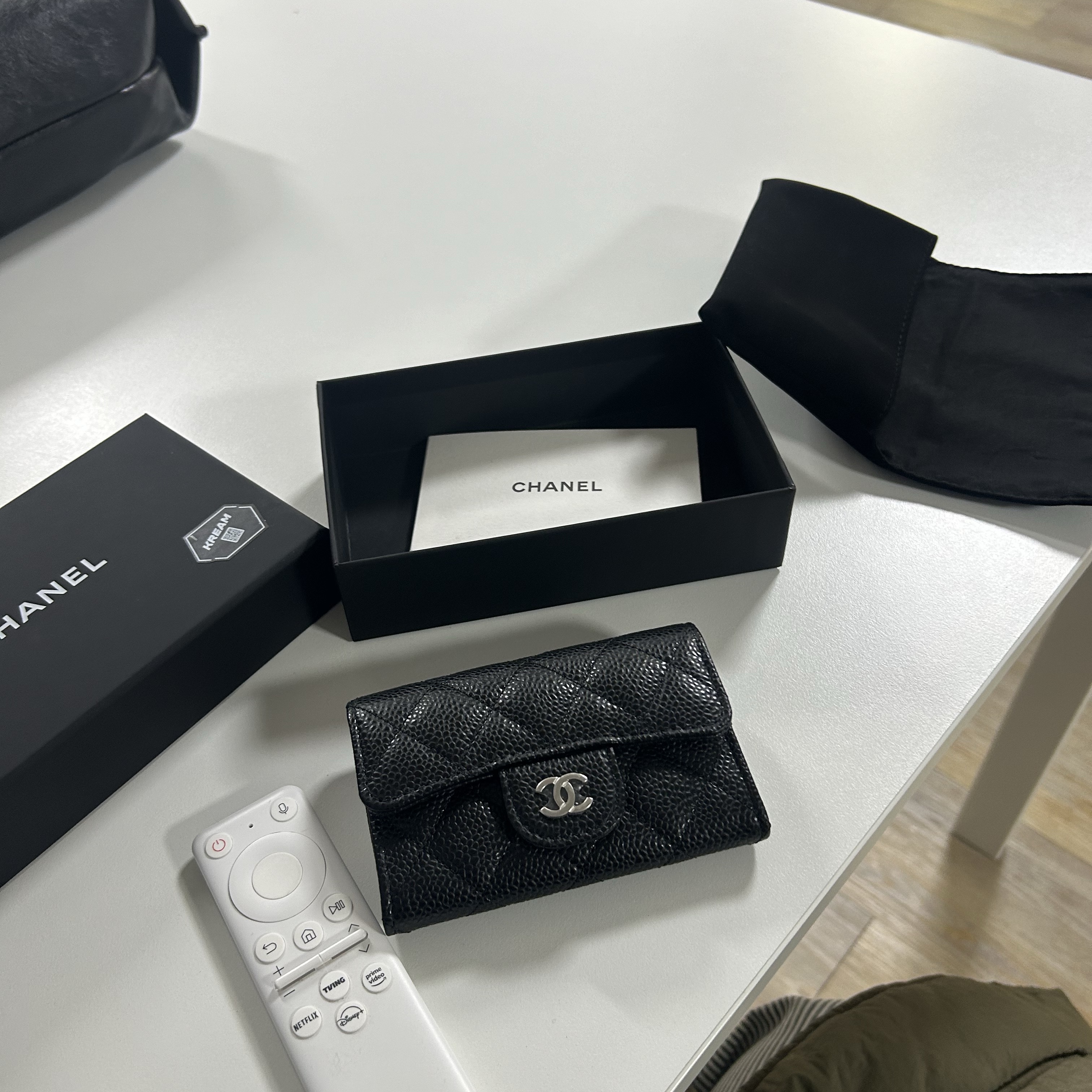 Chanel Classic Card Holder Grained Calfskin & Silver Black 착용 스타일