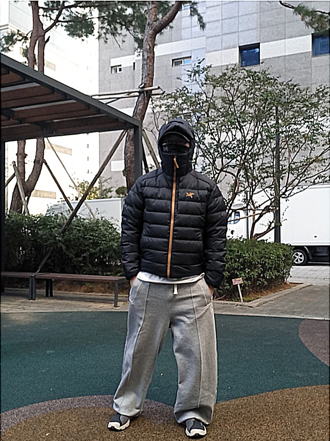 Arc'teryx Thorium Hoody Dark Magic, Salomon RX Slide 3.0 Black Plum Kitten 착용 스타일 - 1