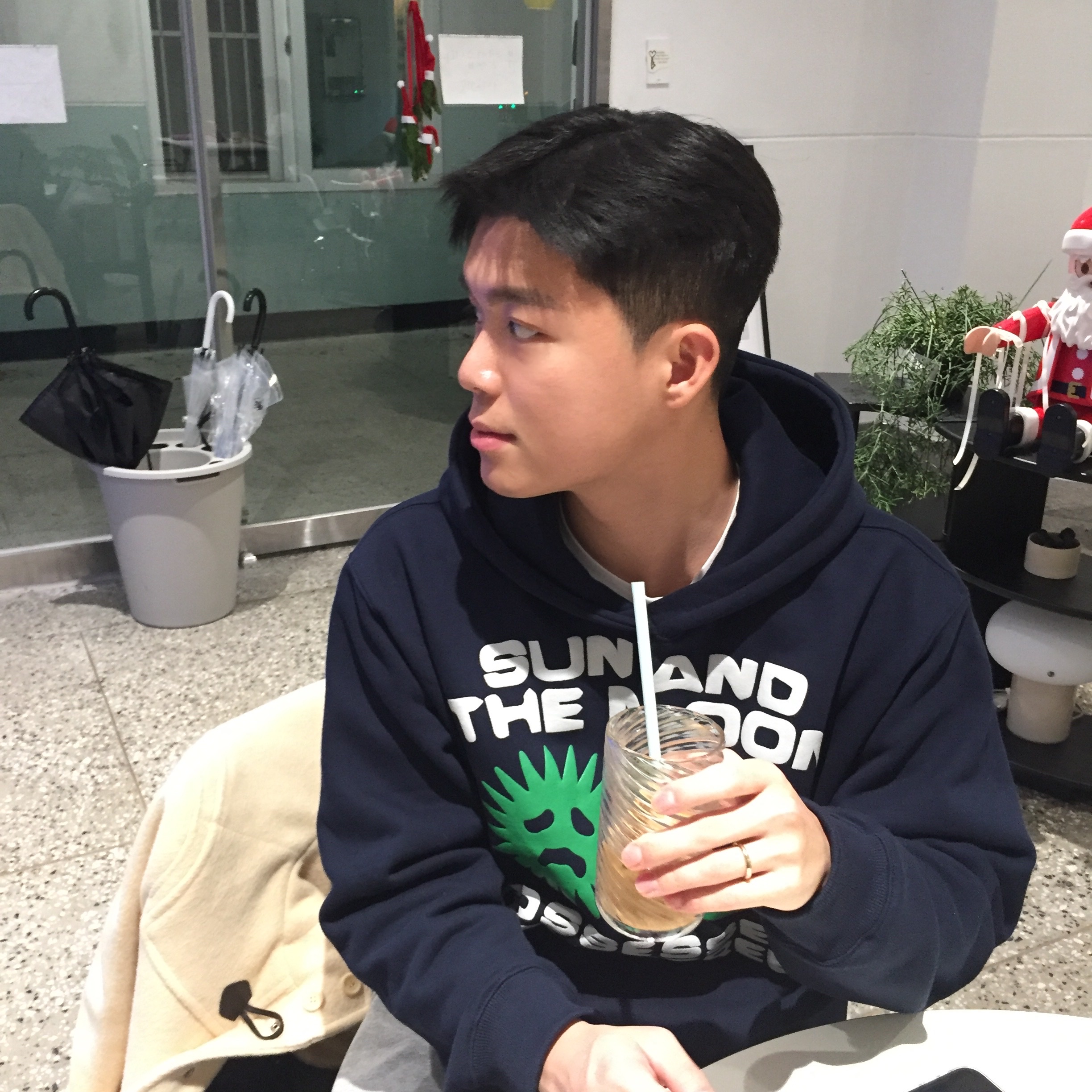POTS All Day Hoodie Navy 착용 스타일
