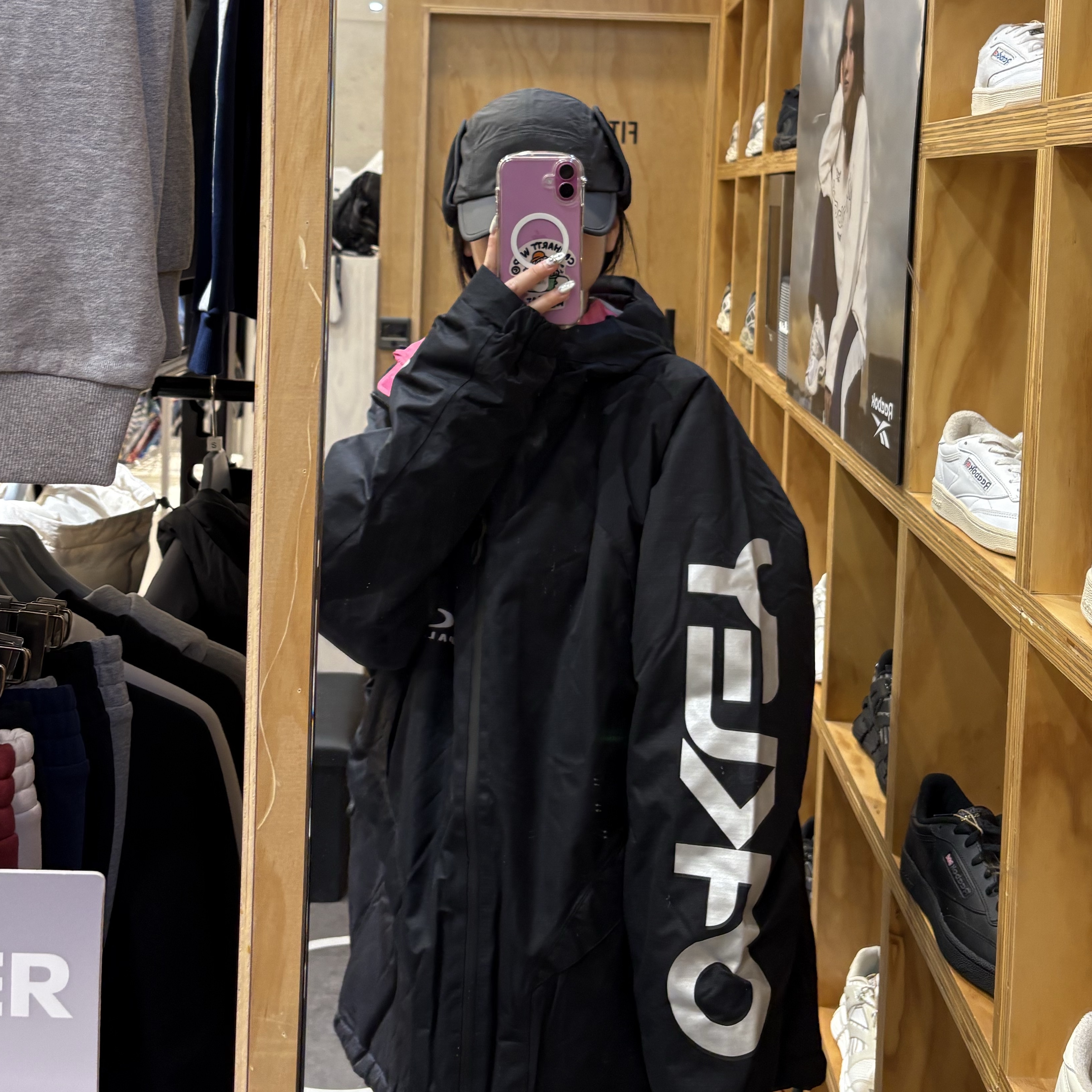 Palace x Oakley Snow Jacket Black - 24FW, Supreme Gore-Tex Taped Seam Shell Jacket Pink - 24FW 착용 스타일 - 1