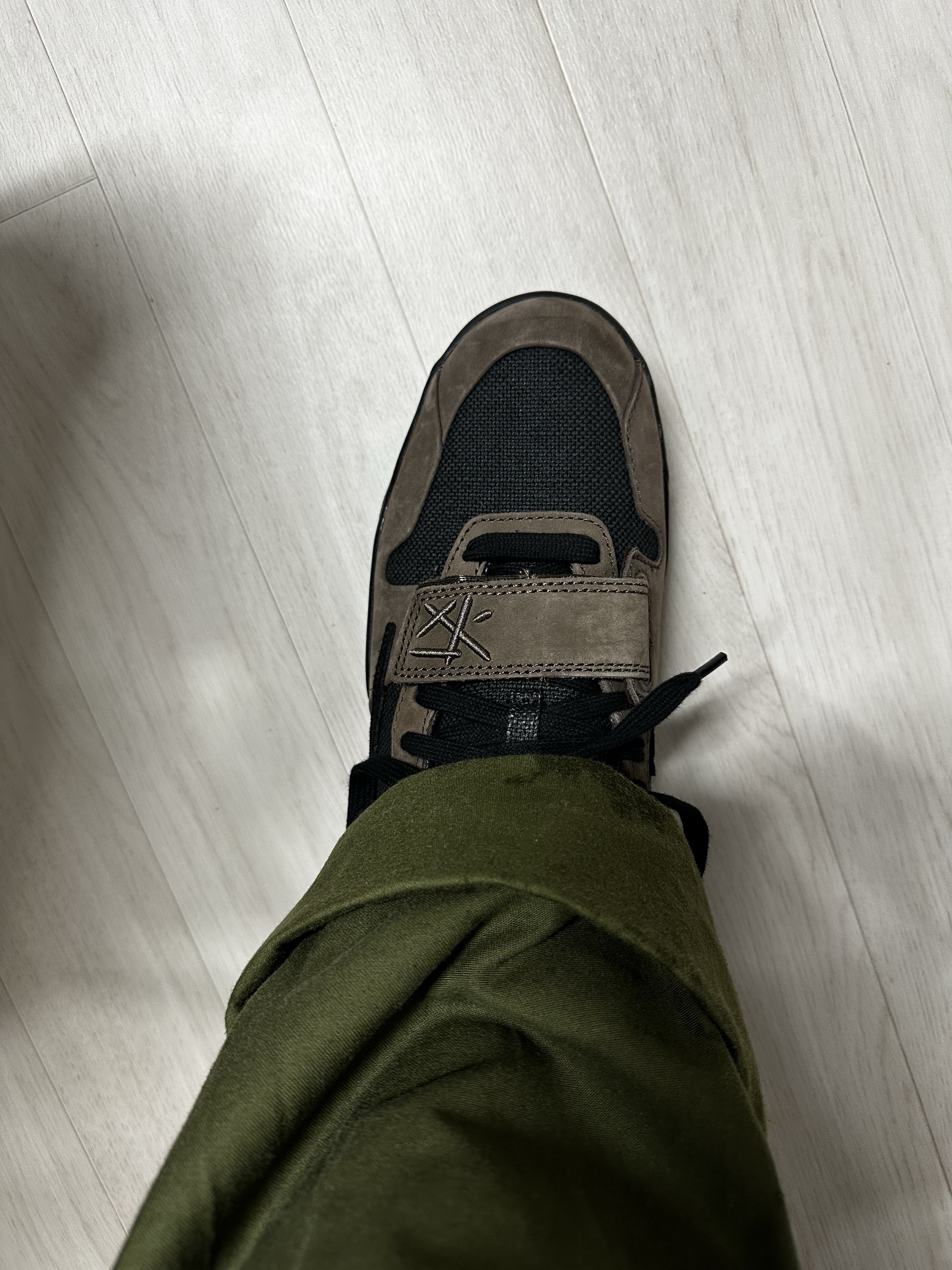 Jordan x Travis Scott Jumpman Jack TR Black and Dark Mocha 착용 스타일 - 3
