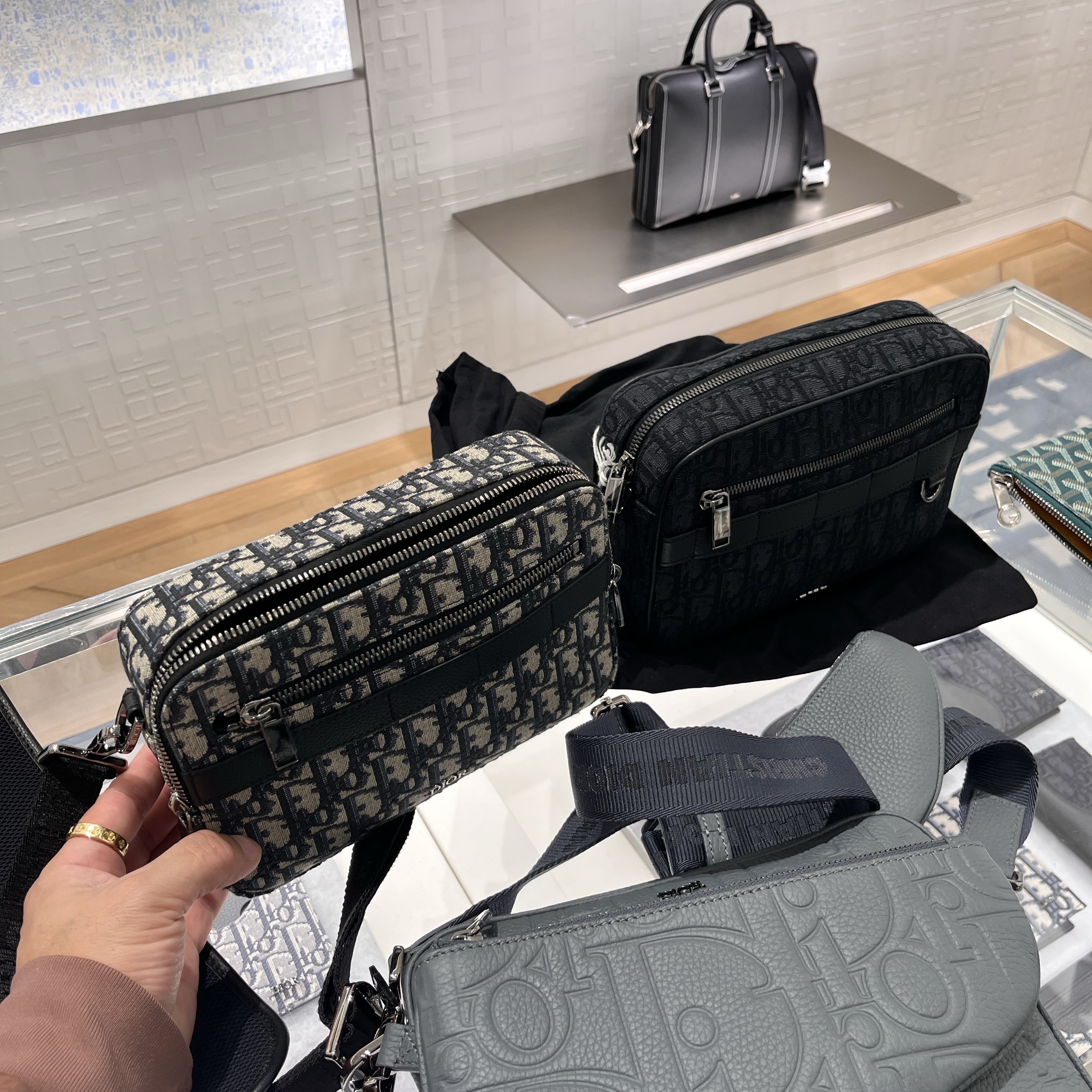 Dior Safari Bag With Strap Black 착용 스타일 - 1