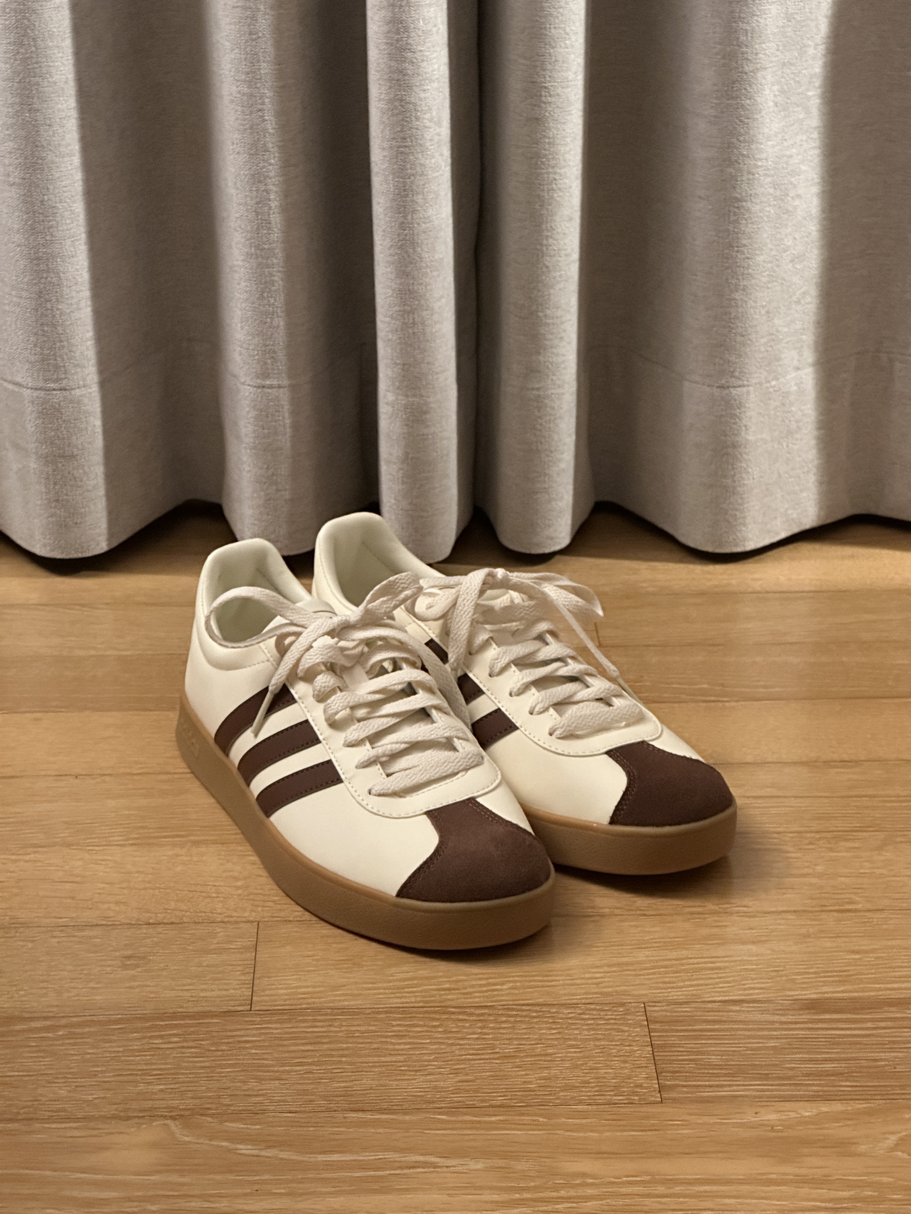 Adidas VL Court 2.0 Cream Brown 착용 스타일 - 1