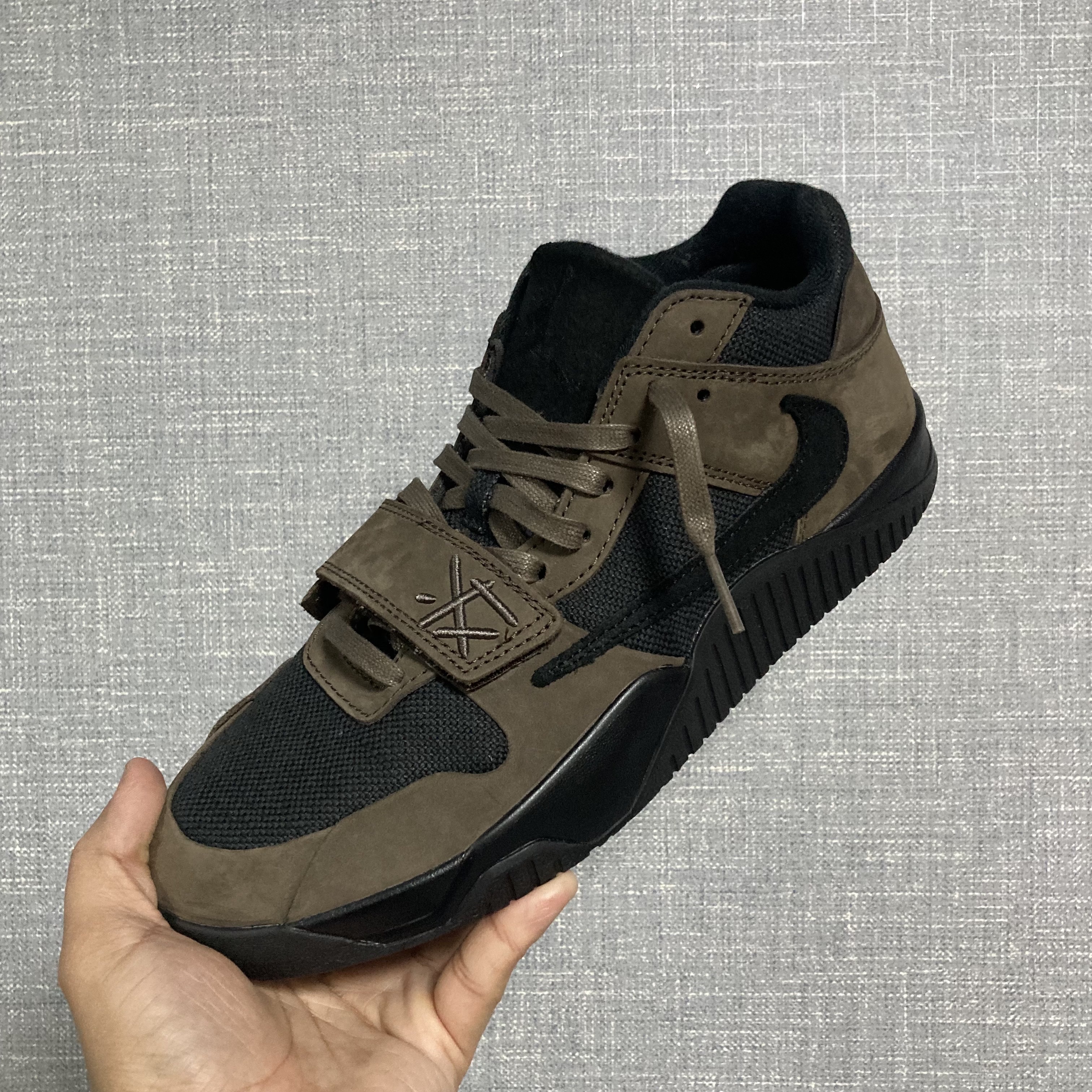 Jordan x Travis Scott Jumpman Jack TR Black and Dark Mocha 착용 스타일 - 2