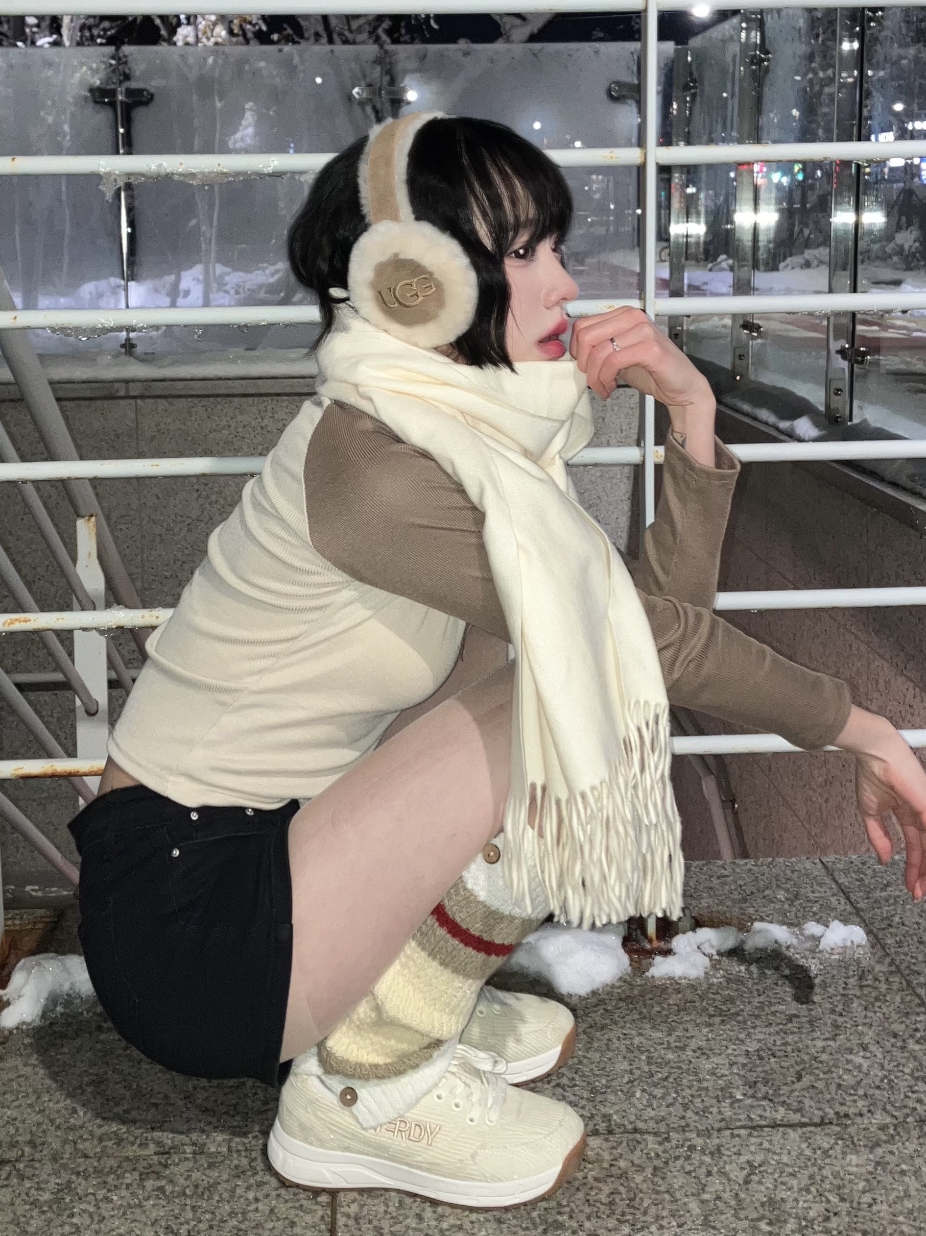 (W) UGG Embroidered Logo Earmuff Chestnut 착용 스타일 - 1