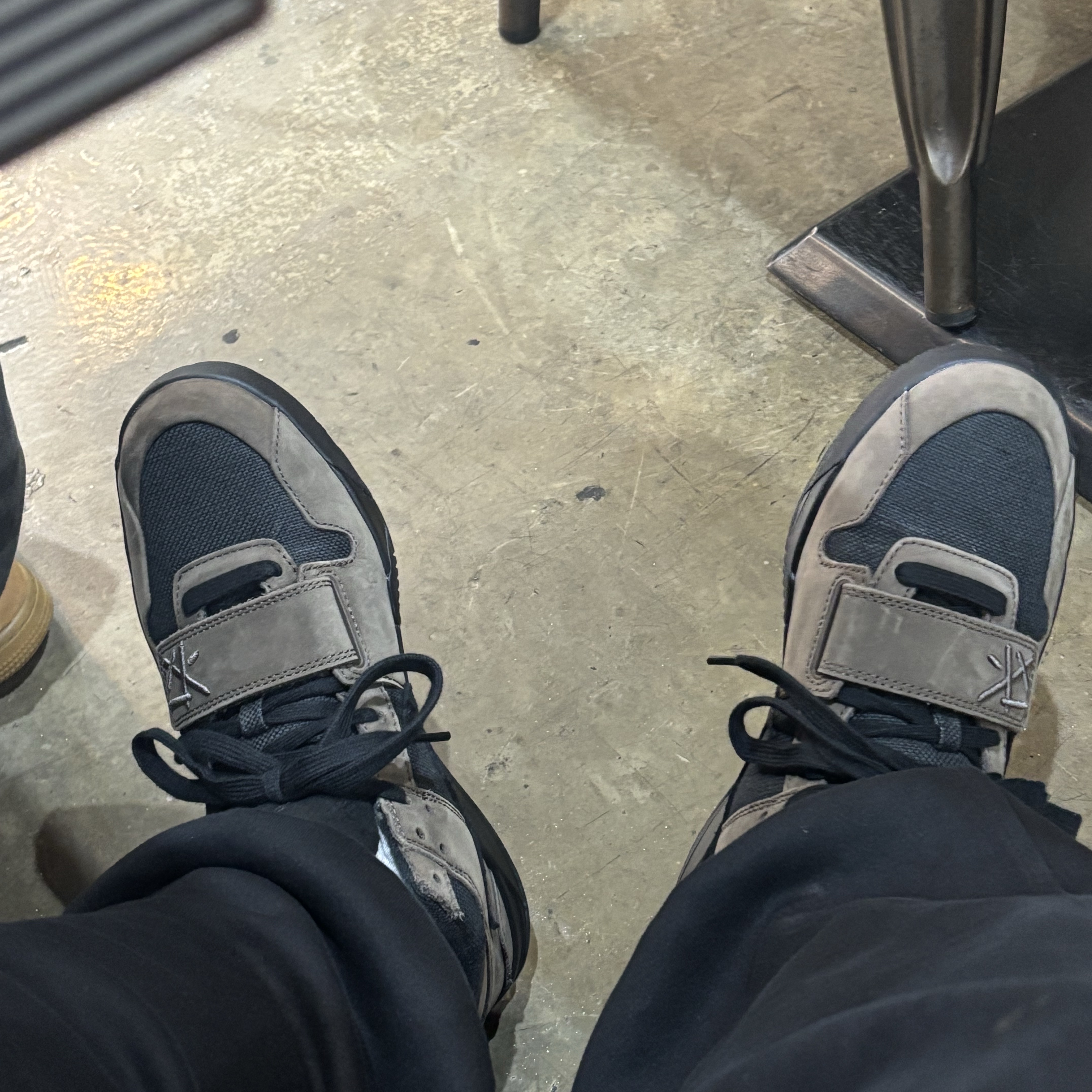 Jordan x Travis Scott Jumpman Jack TR Black and Dark Mocha 착용 스타일 - 2