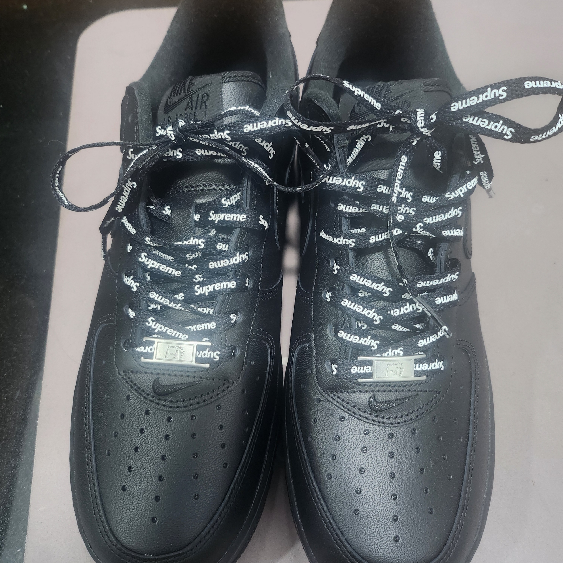 Nike x Supreme Air Force 1 Low Black 착용 스타일