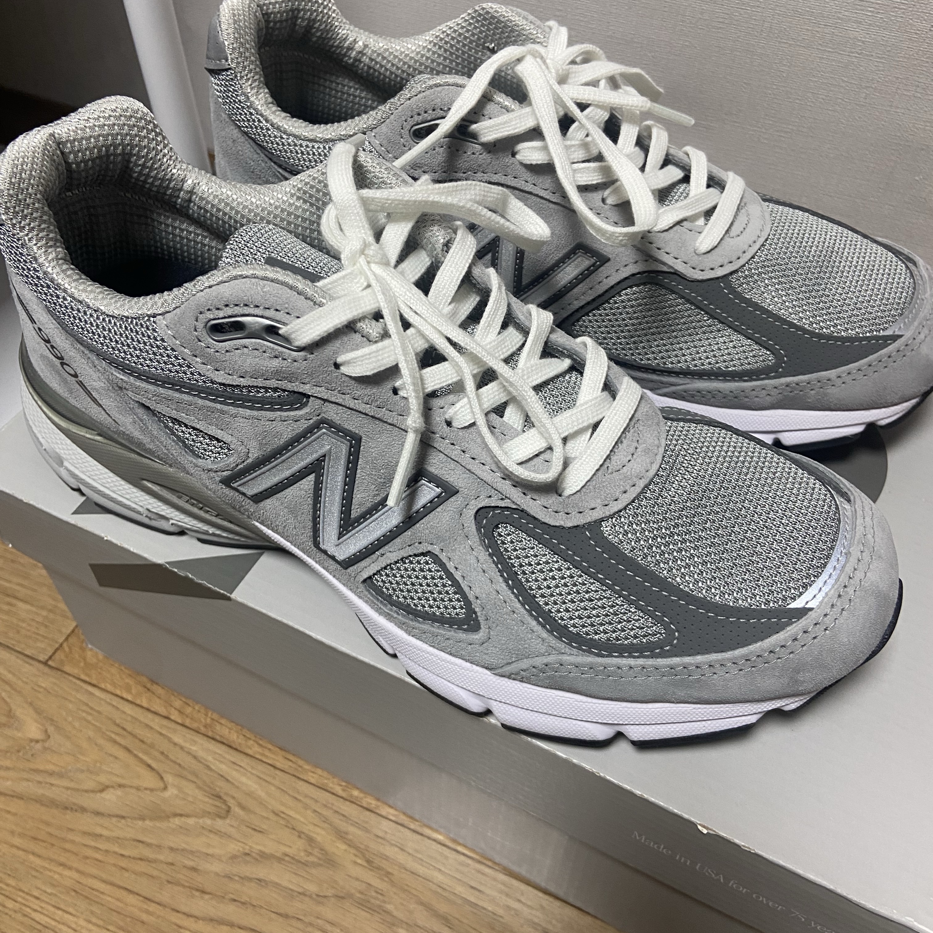 New Balance 990v4 Made in USA Grey Silver 착용 스타일 - 1