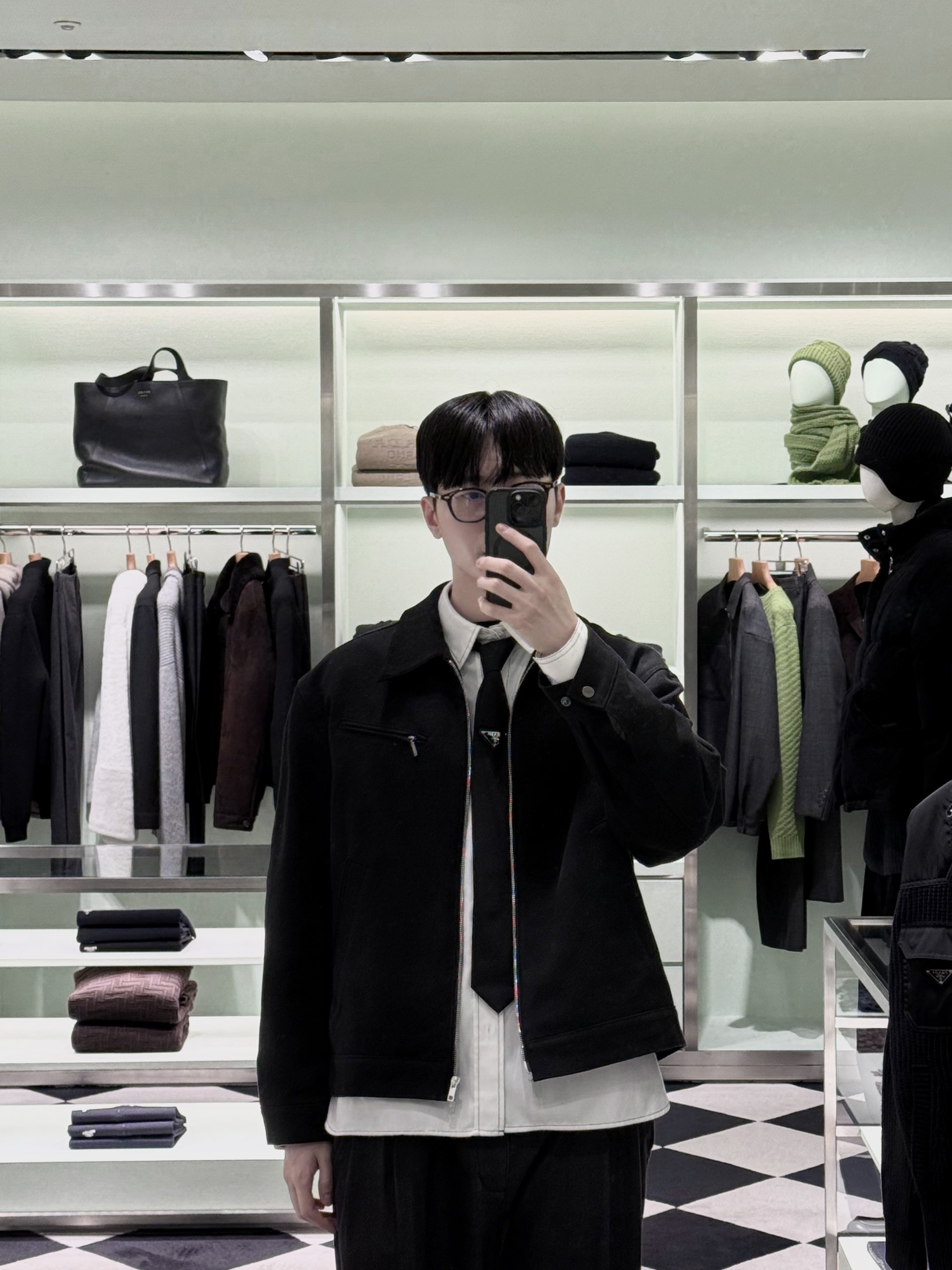 Prada Re-Nylon Gabardine Tie Black 착용 스타일